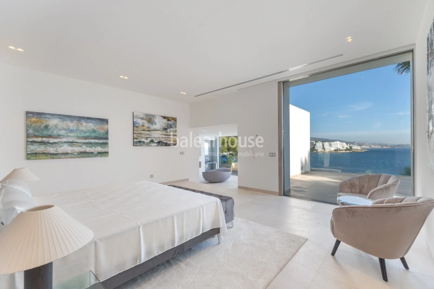 Avant-garde design and direct access to the sea in this villa located in Cala Vinyas.