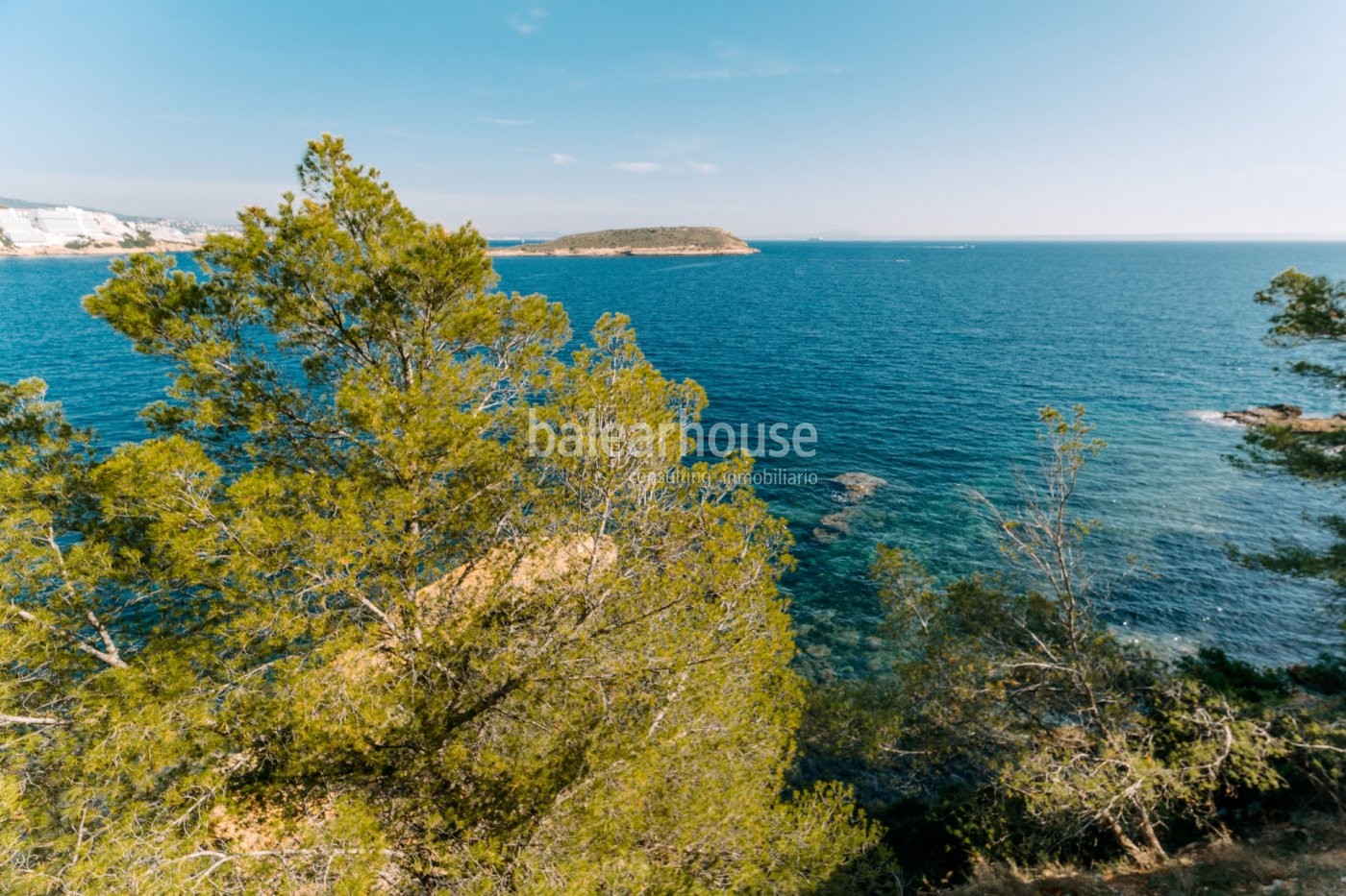 Diseño de vanguardia en primera línea y acceso directo al mar en esta villa ubicada en Cala Vinyas