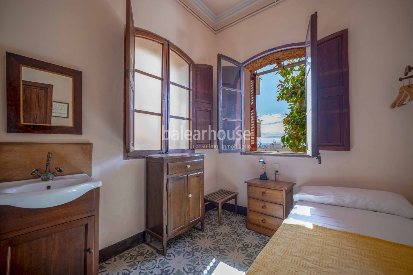 Unique traditional Mallorcan house with enormous hotel potential in El Terreno