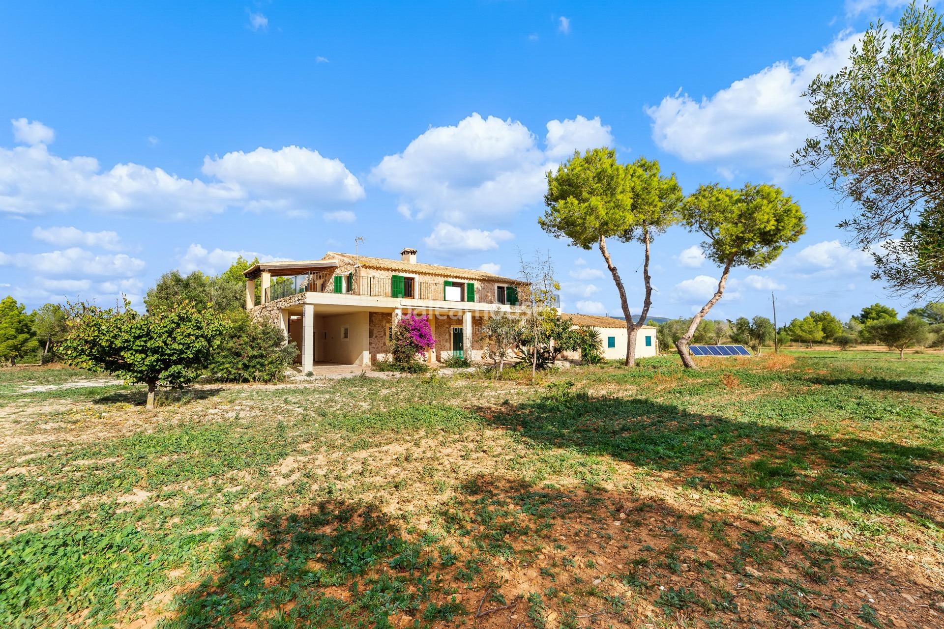 Extensa finca junto al golf cerca de Port Adriano con preciosas vistas al entorno.