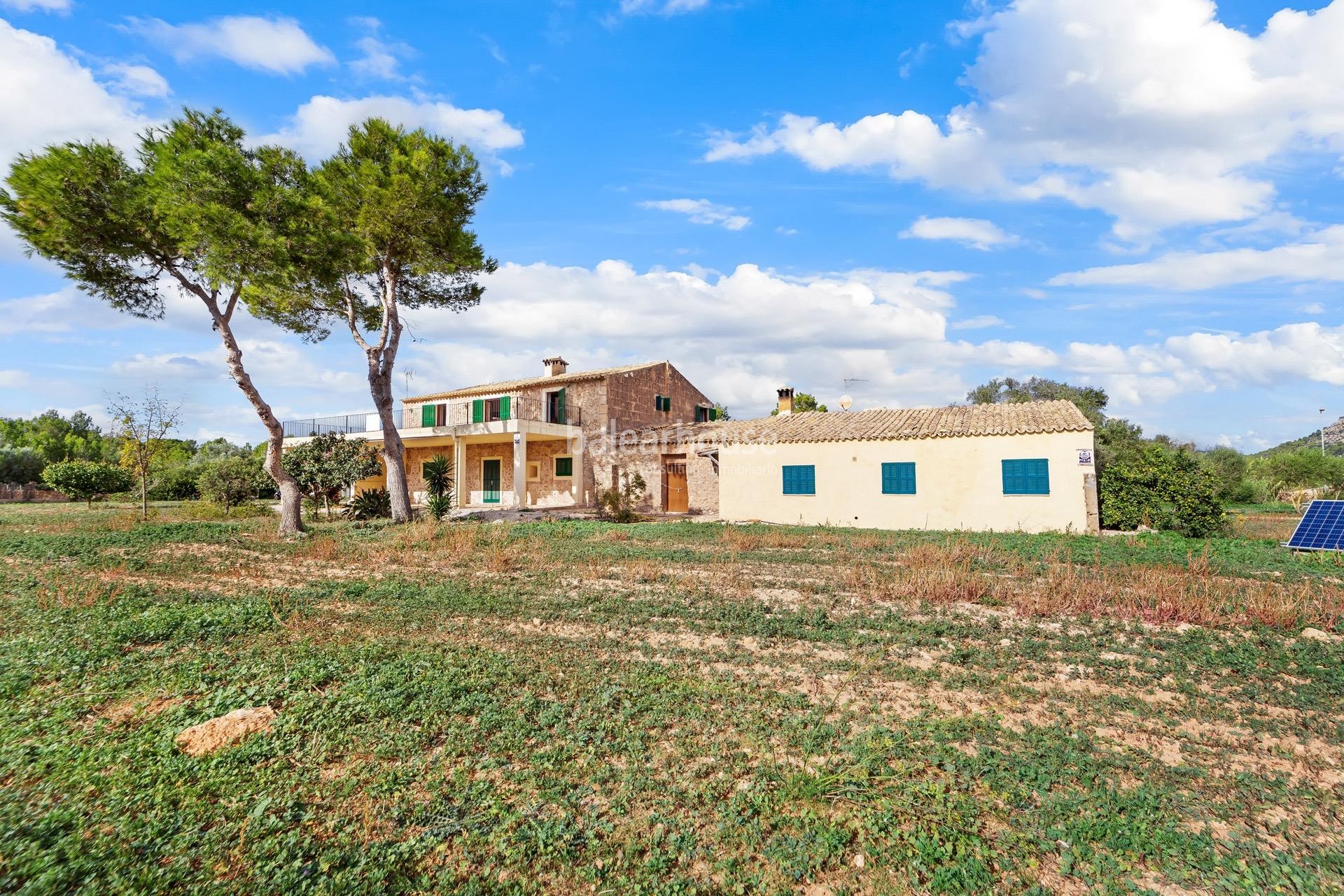 Extensa finca junto al golf cerca de Port Adriano con preciosas vistas al entorno.