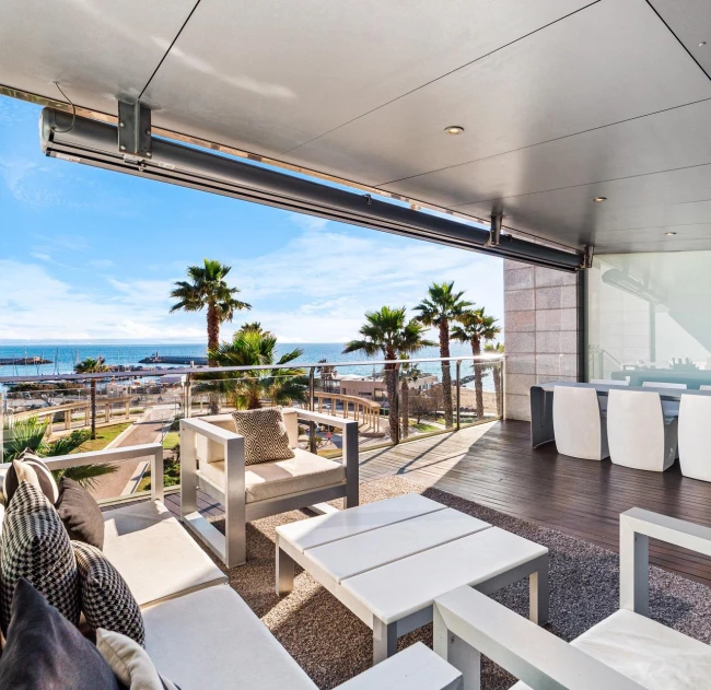Exclusivo piso con gran terraza privilegiadamente ubicado en primera línea de mar del Portixol