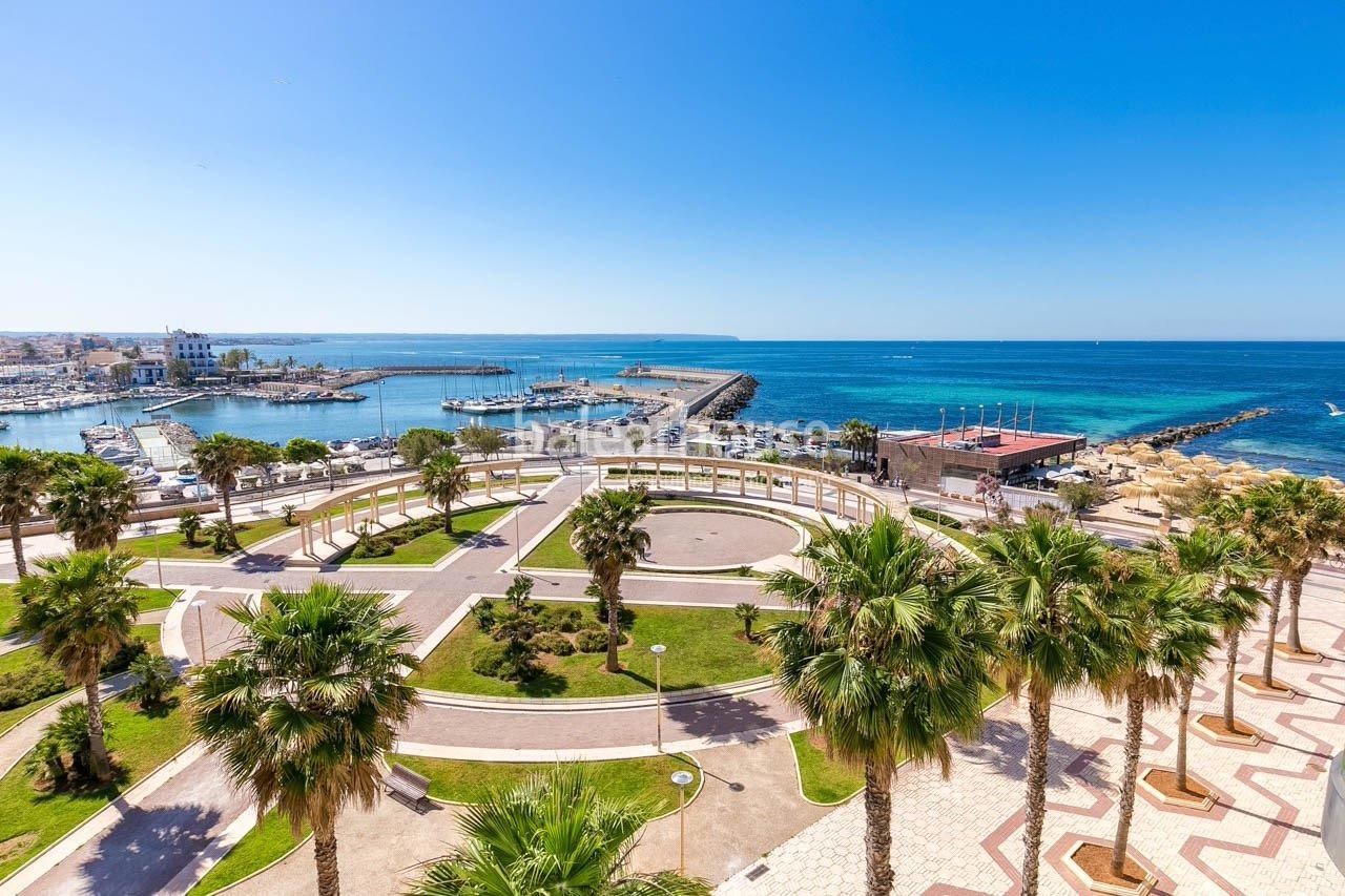 Exclusive apartment with large terrace, privileged location on the seafront of Portixol