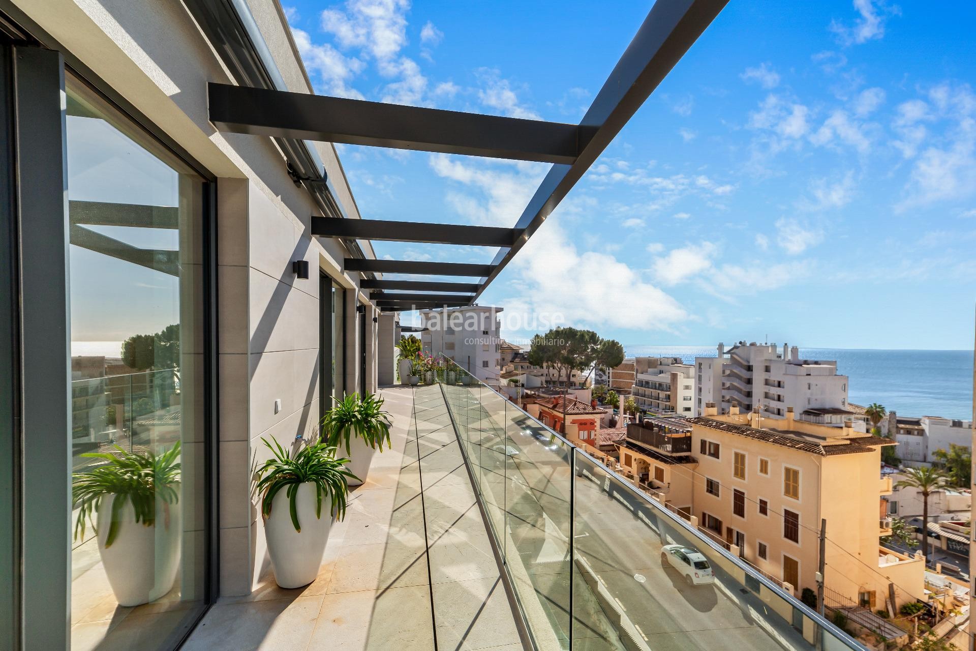 Spektakuläres, neu gebautes Penthouse mit privatem Pool und herrlichem Meerblick in Strandnähe