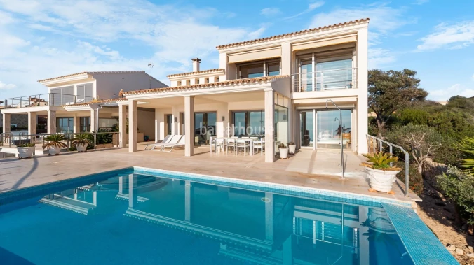 Extraordinary villas in Porto Cristo with stunning sea views next to beautiful coves