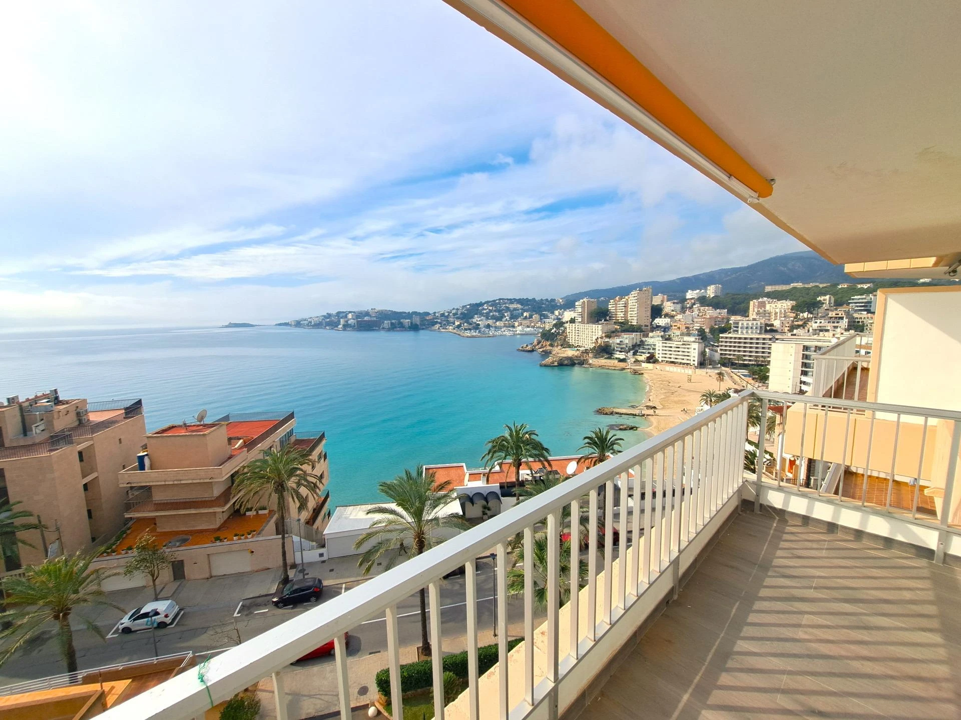 Renovated flat with large terrace and spectacular sea views, just a few steps from the beach.
