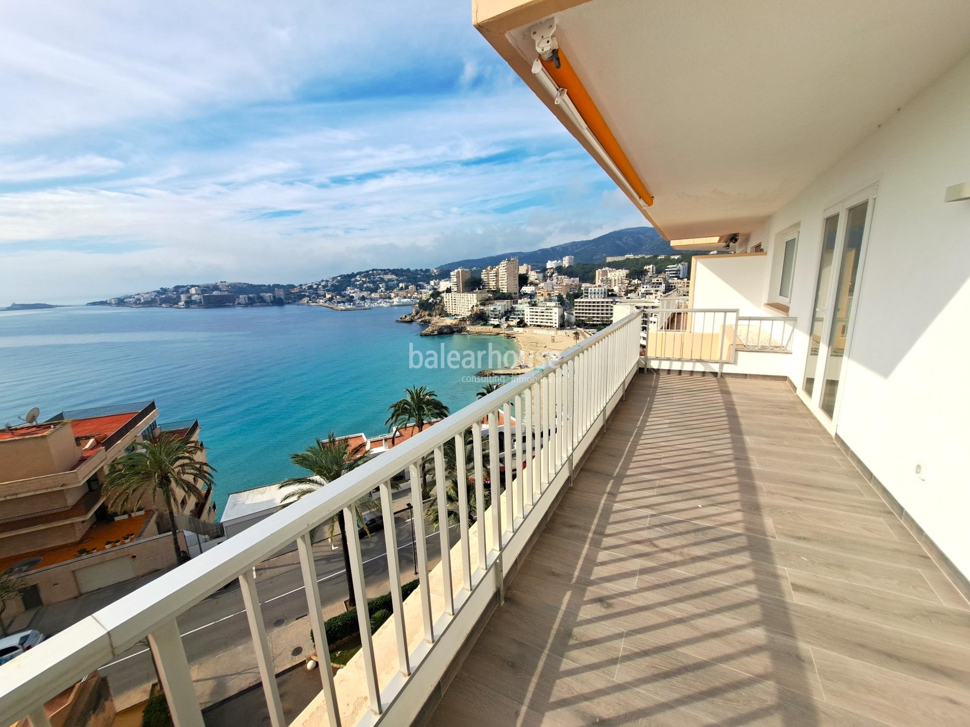 Renovierte Wohnung mit großer Terrasse und spektakulärem Meerblick, nur wenige Schritte vom Strand.