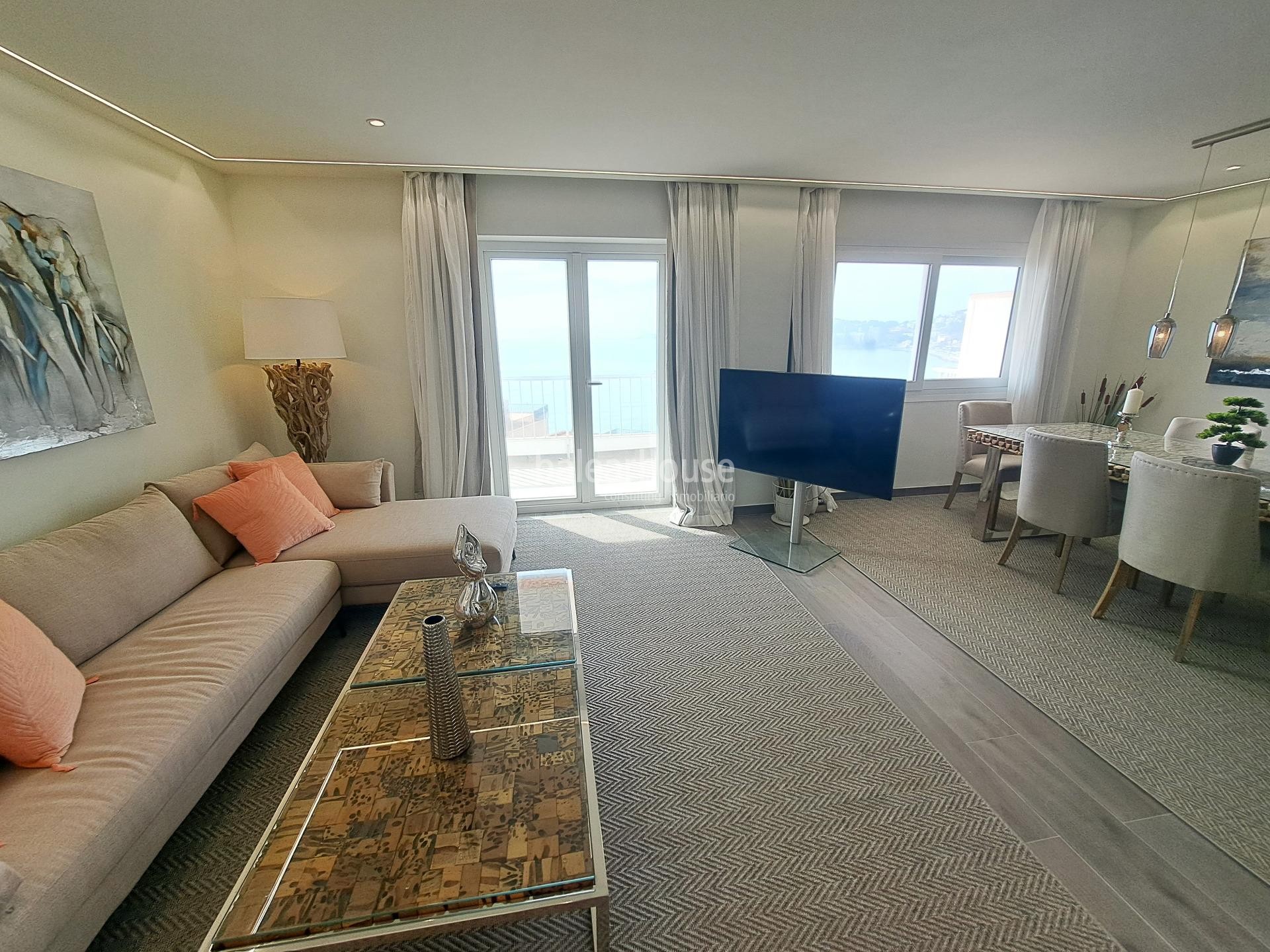 Apartamento reformado con amplia terraza y vistas espectaculares al mar a pocos pasos de la playa.