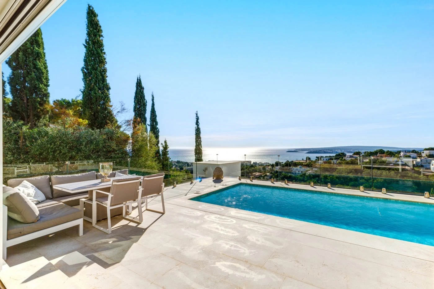 Fabulosa villa de diseño moderno abierta a unas preciosas vistas al mar en Costa d’en Blanes.