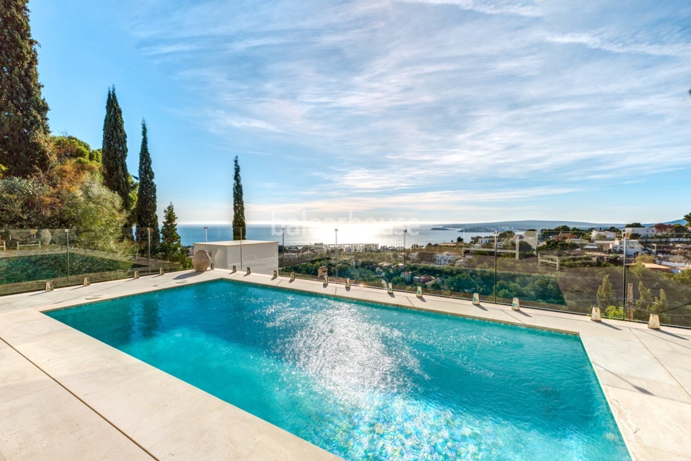 Fabulosa villa de diseño moderno abierta a unas preciosas vistas al mar en Costa d’en Blanes.