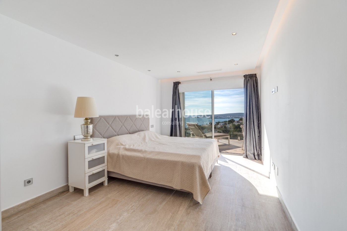 Fabulosa villa de diseño moderno abierta a unas preciosas vistas al mar en Costa d’en Blanes.