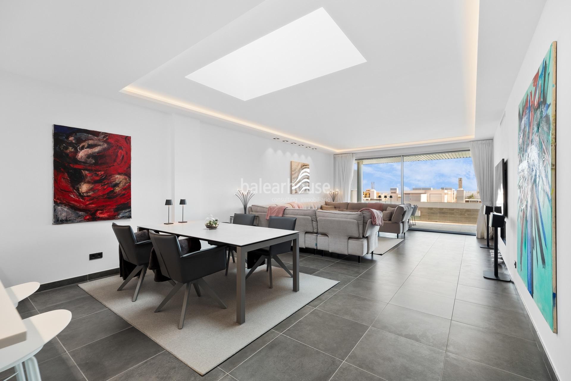 Fabuloso ático con vistas al golf, solárium y piscina privada dentro de un cuidado complejo en Palma