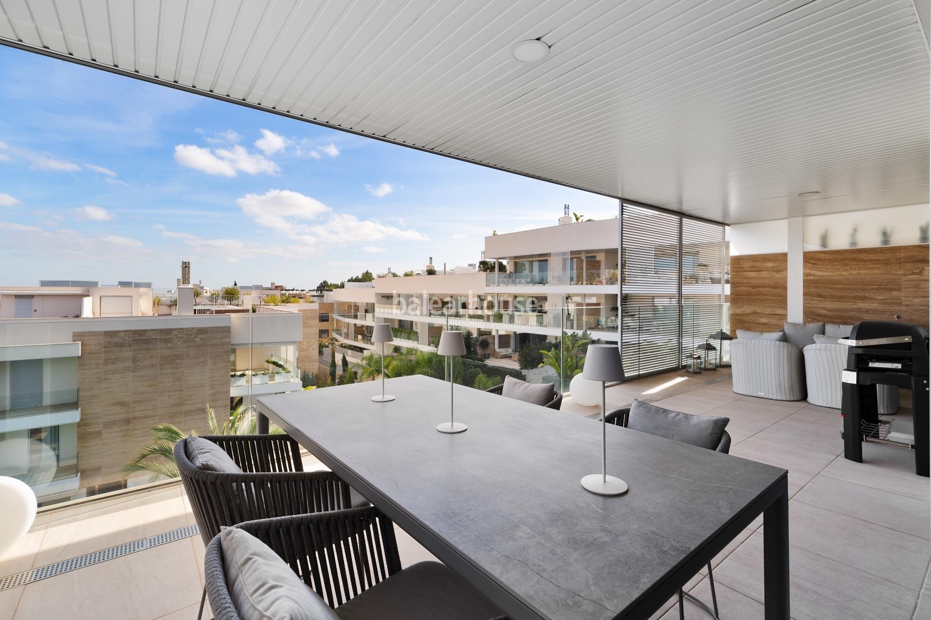 Fabuloso ático con vistas al golf, solárium y piscina privada dentro de un cuidado complejo en Palma