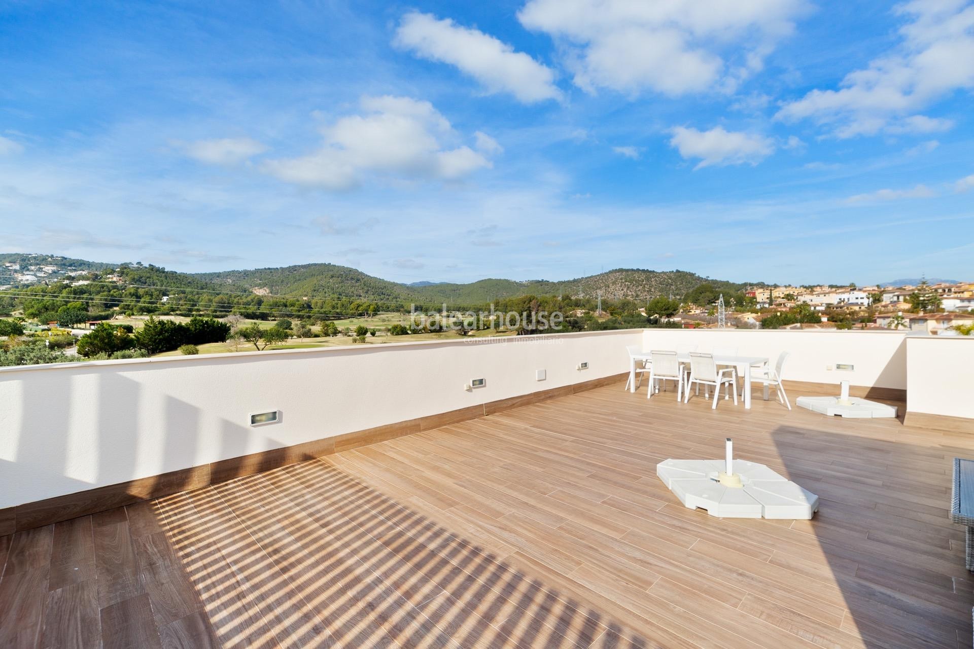 Fabuloso ático con vistas al golf, solárium y piscina privada dentro de un cuidado complejo en Palma