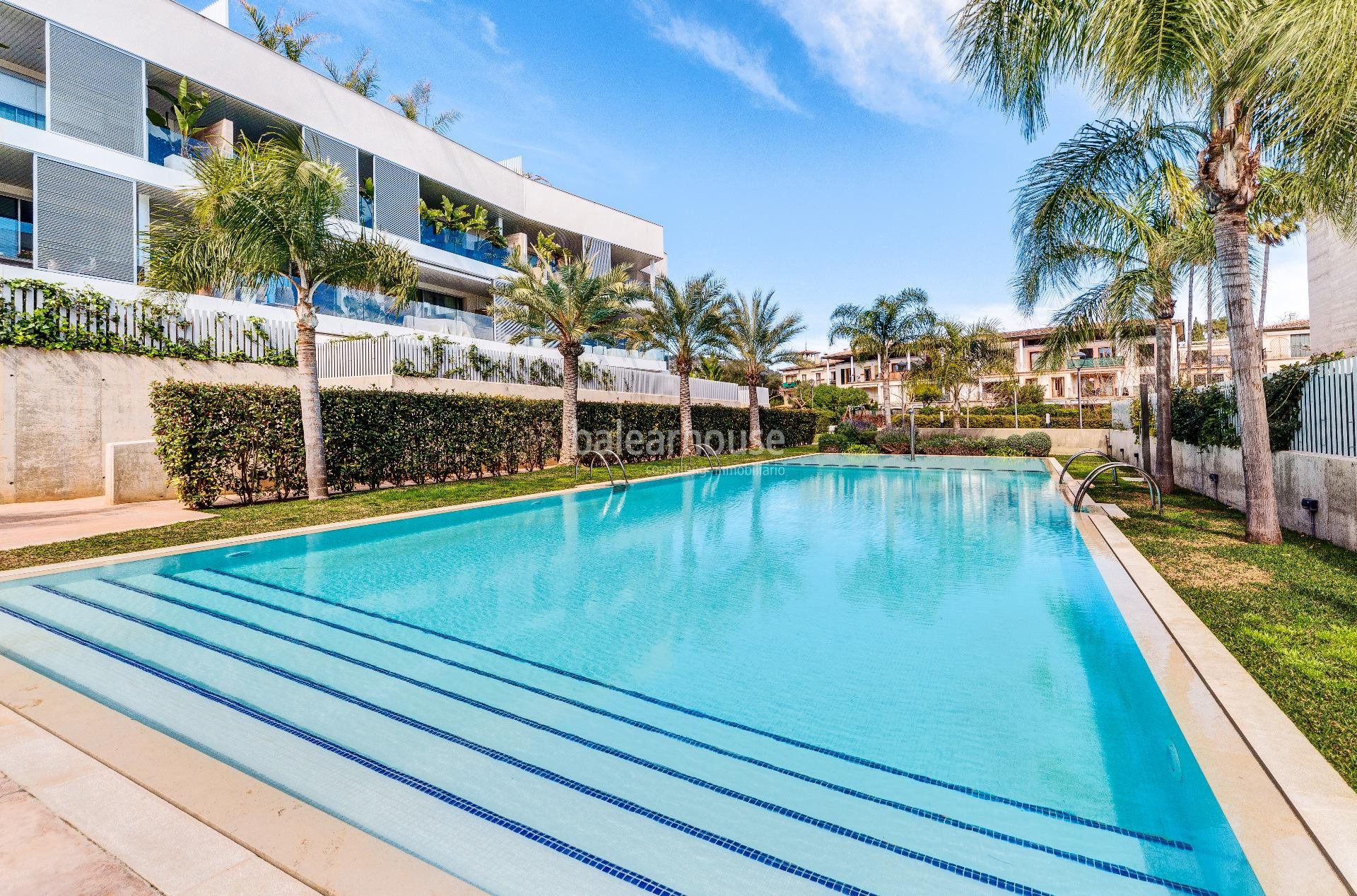 Fabuloso ático con vistas al golf, solárium y piscina privada dentro de un cuidado complejo en Palma