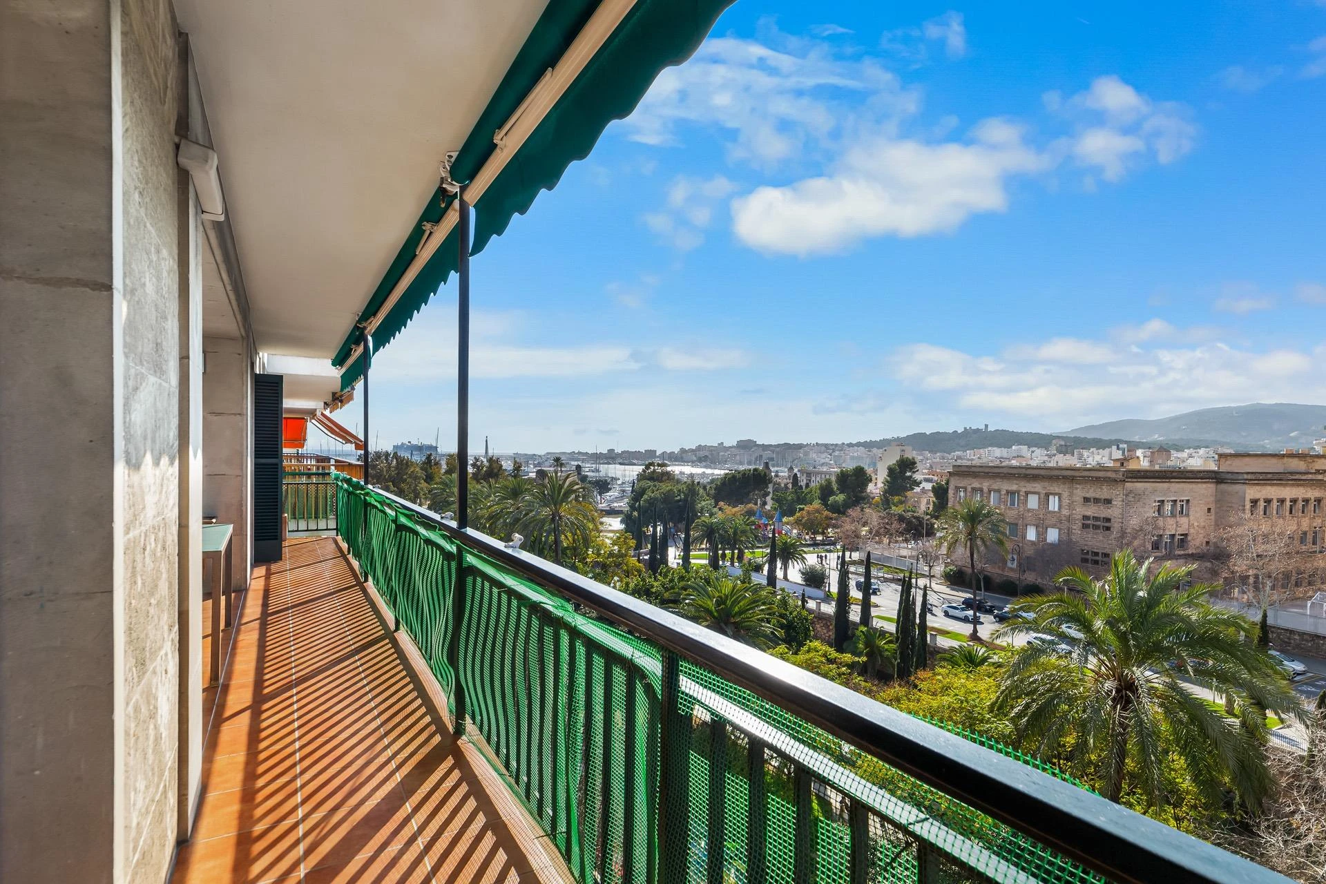 Large apartment full of light in the center of Palma with stunning views of the sea and the city