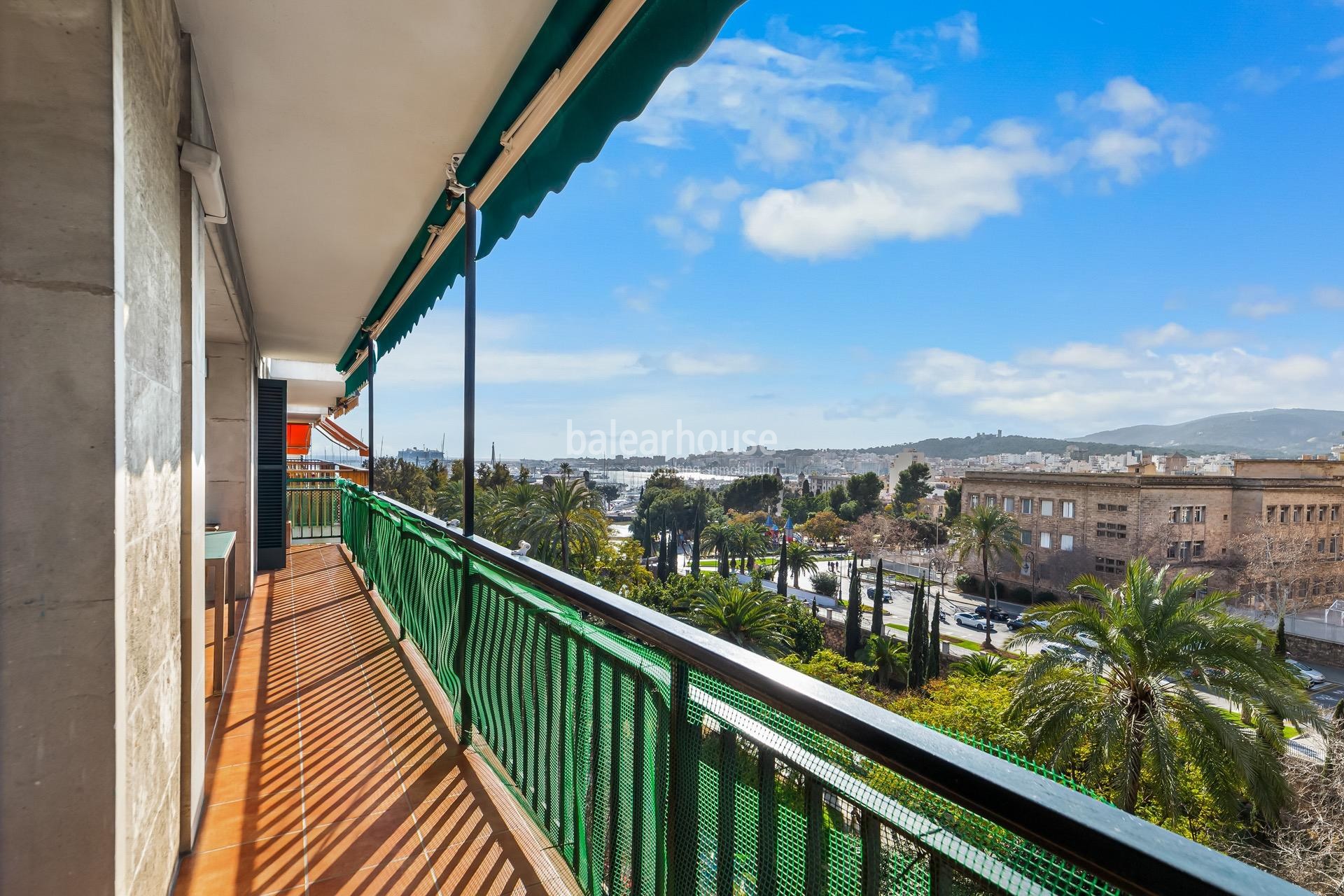 Large apartment full of light in the center of Palma with stunning views of the sea and the city