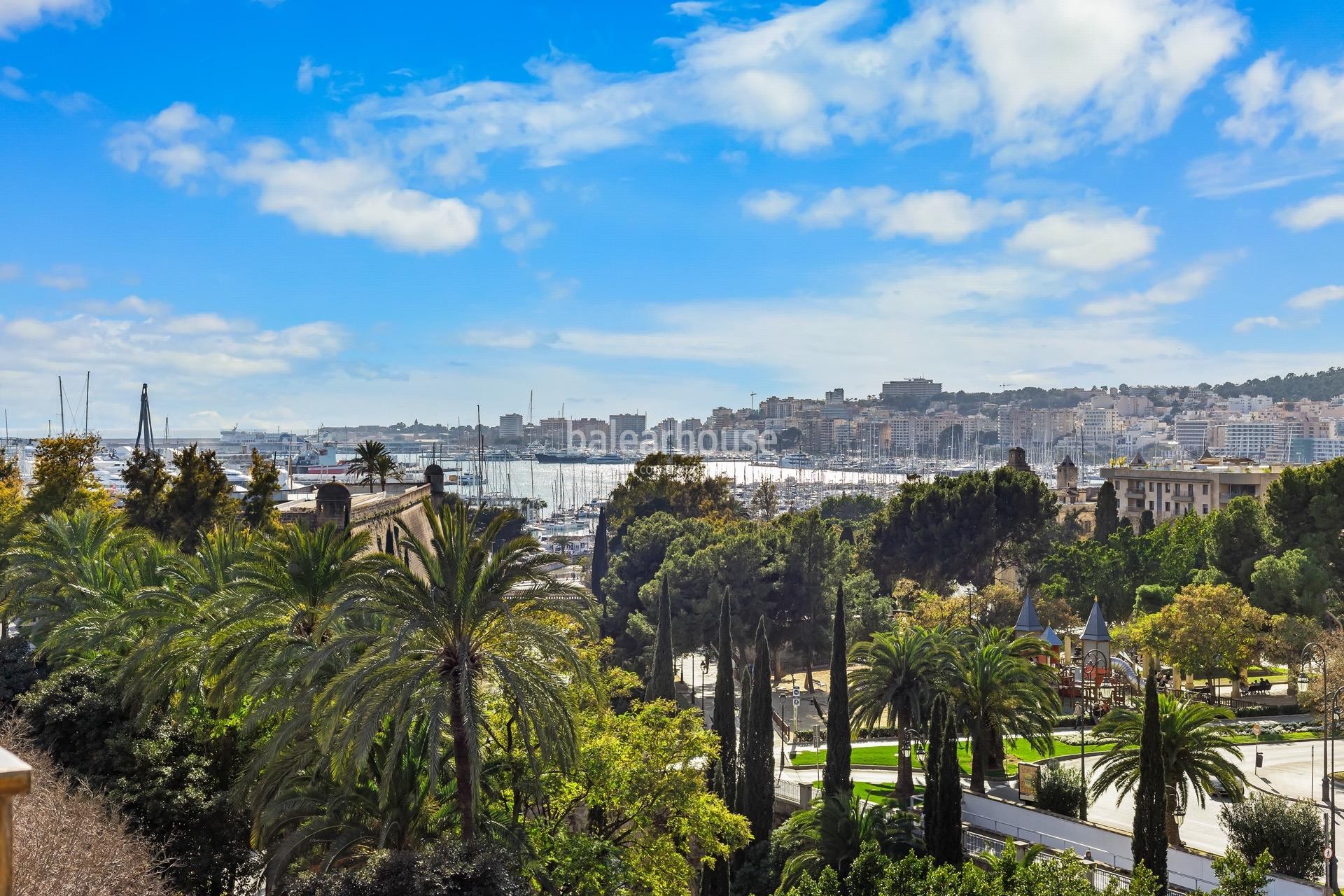 Large apartment full of light in the center of Palma with stunning views of the sea and the city