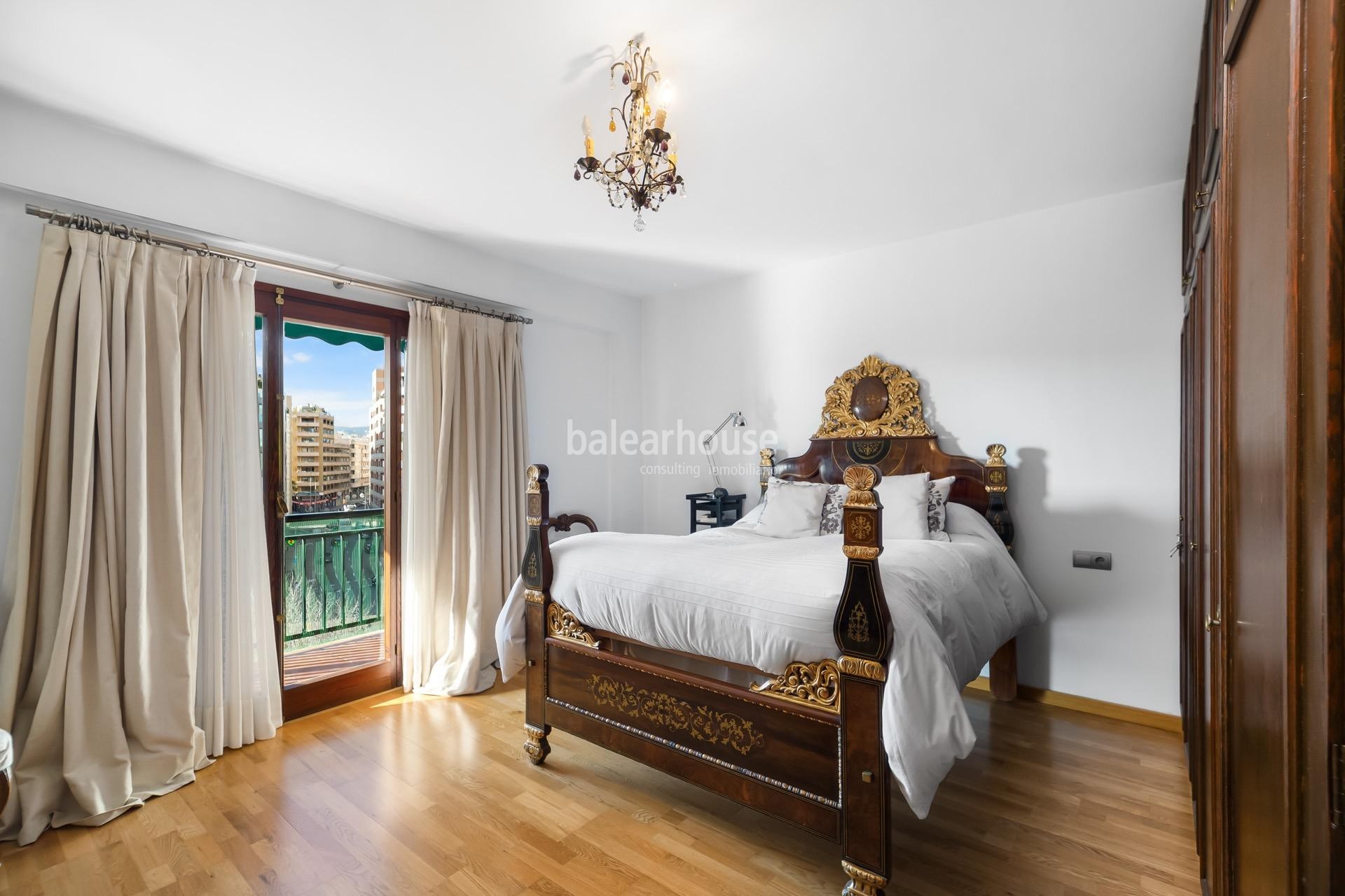 Large apartment full of light in the center of Palma with stunning views of the sea and the city