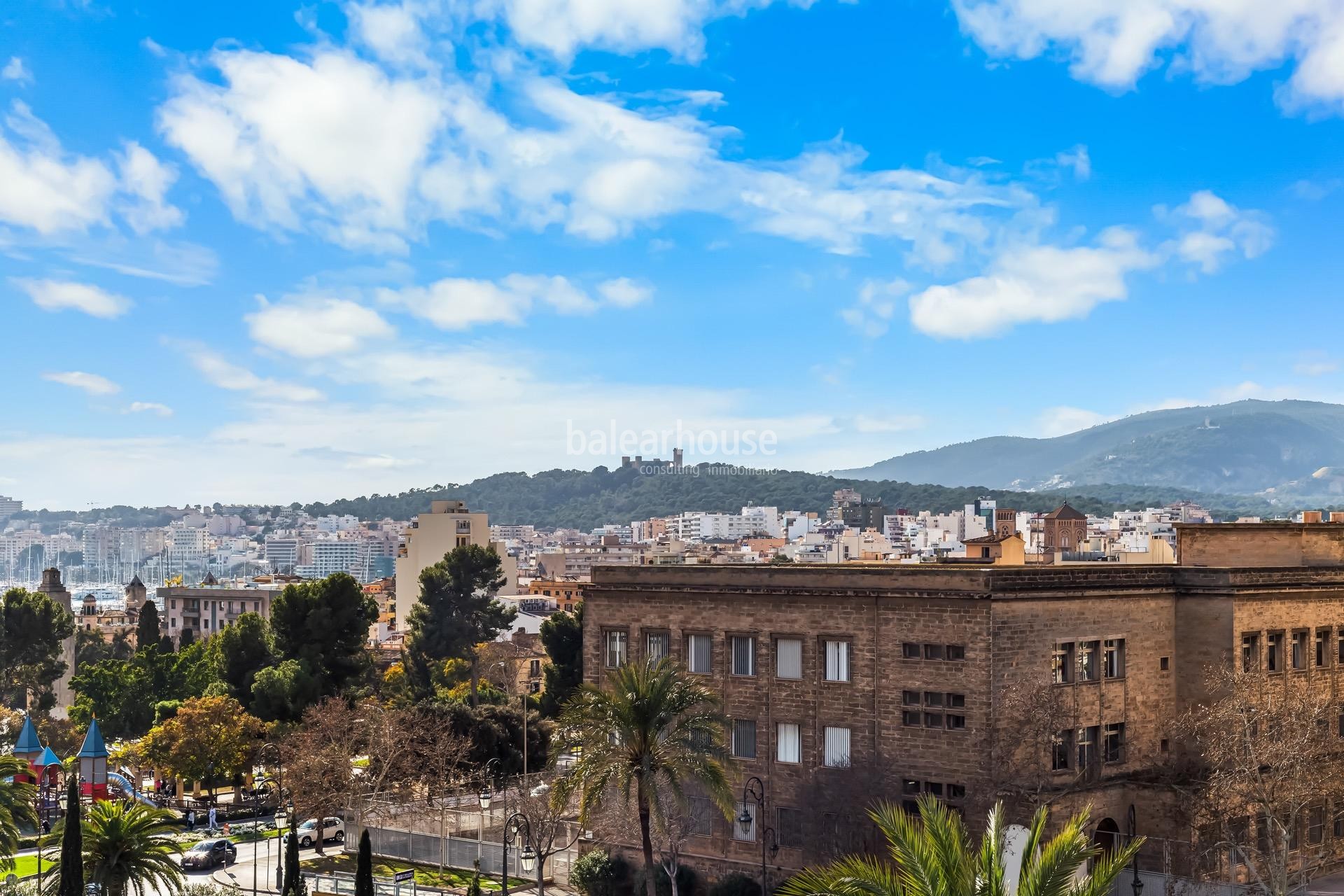 Large apartment full of light in the center of Palma with stunning views of the sea and the city