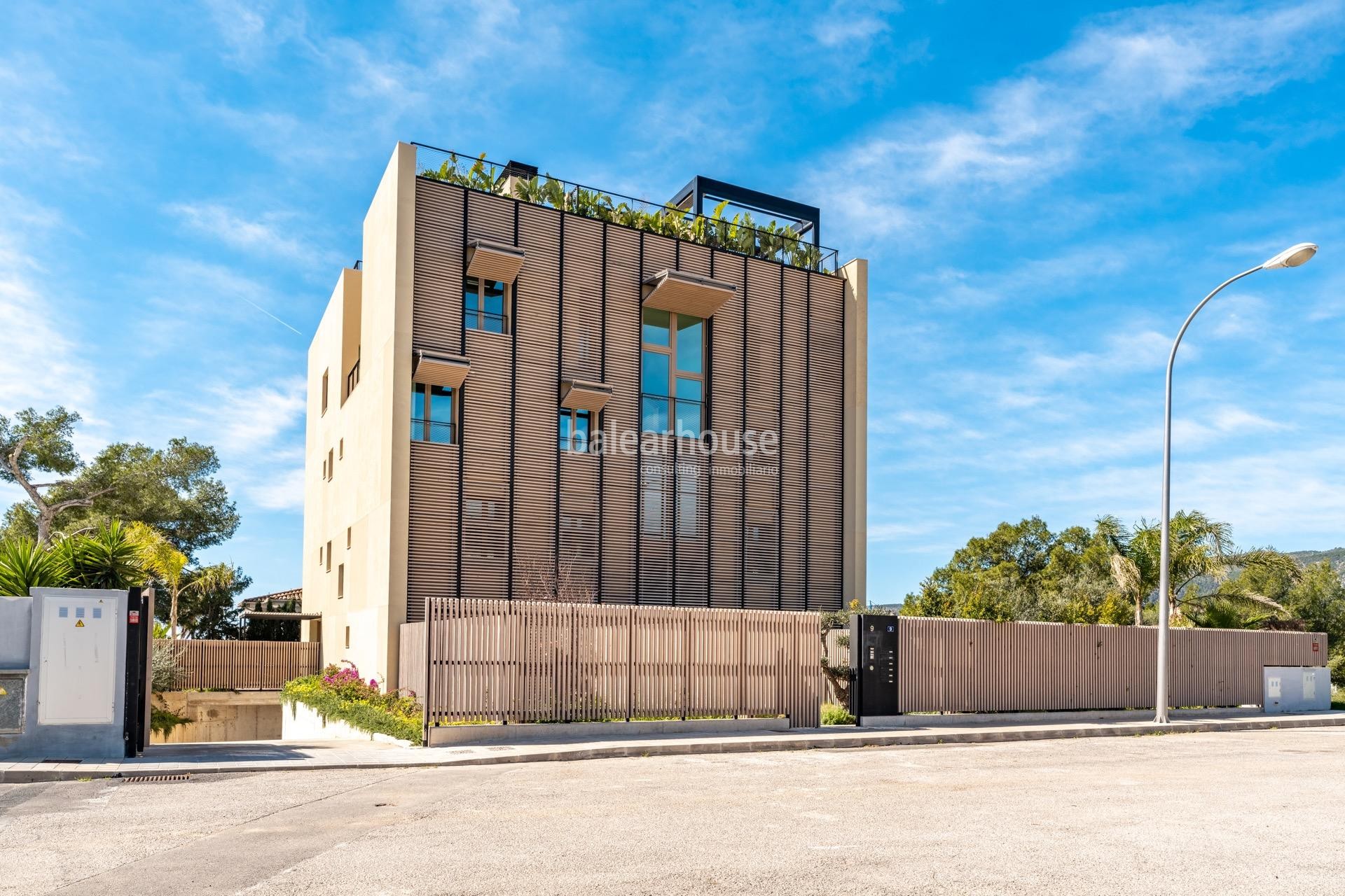 Spectacular penthouse with innovative architecture, private pool and beautiful sea views in Palma