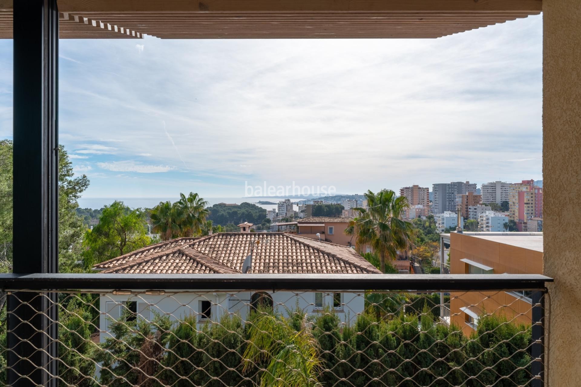 Impresionante ático con vistas al mar, piscina privada y arquitectura de diseño en Palma