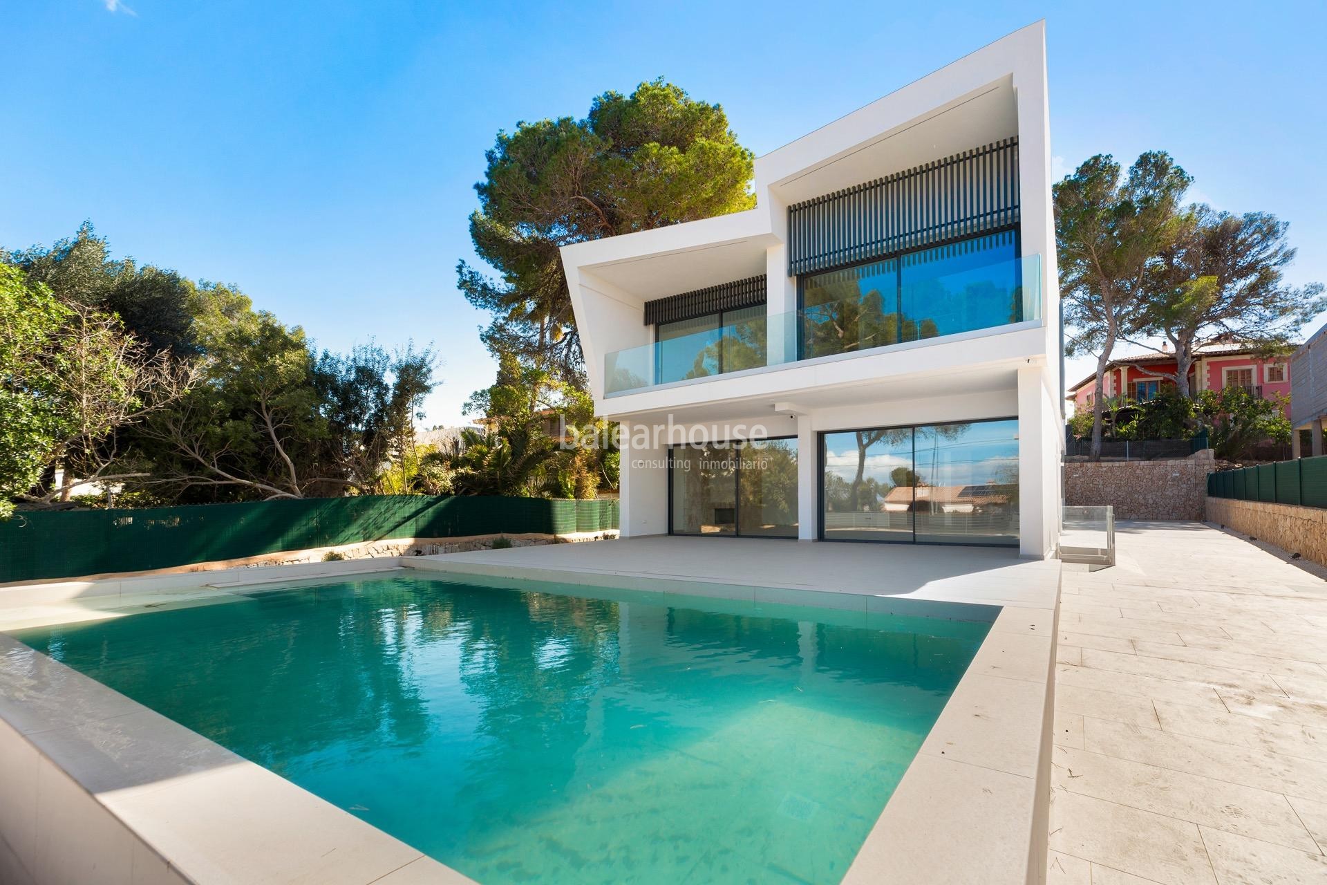 Excelente villa de obra nueva con una moderna arquitectura junto a una preciosa cala en Son Verí.