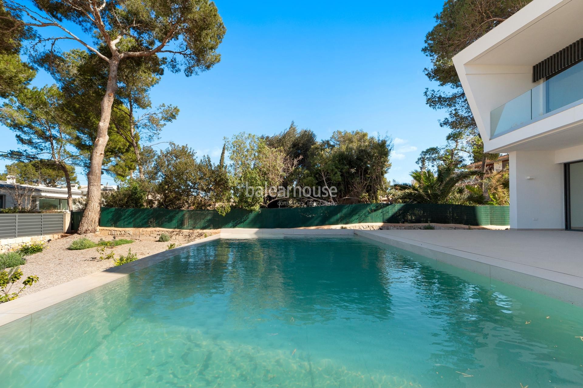 Excelente villa de obra nueva con una moderna arquitectura junto a una preciosa cala en Son Verí.