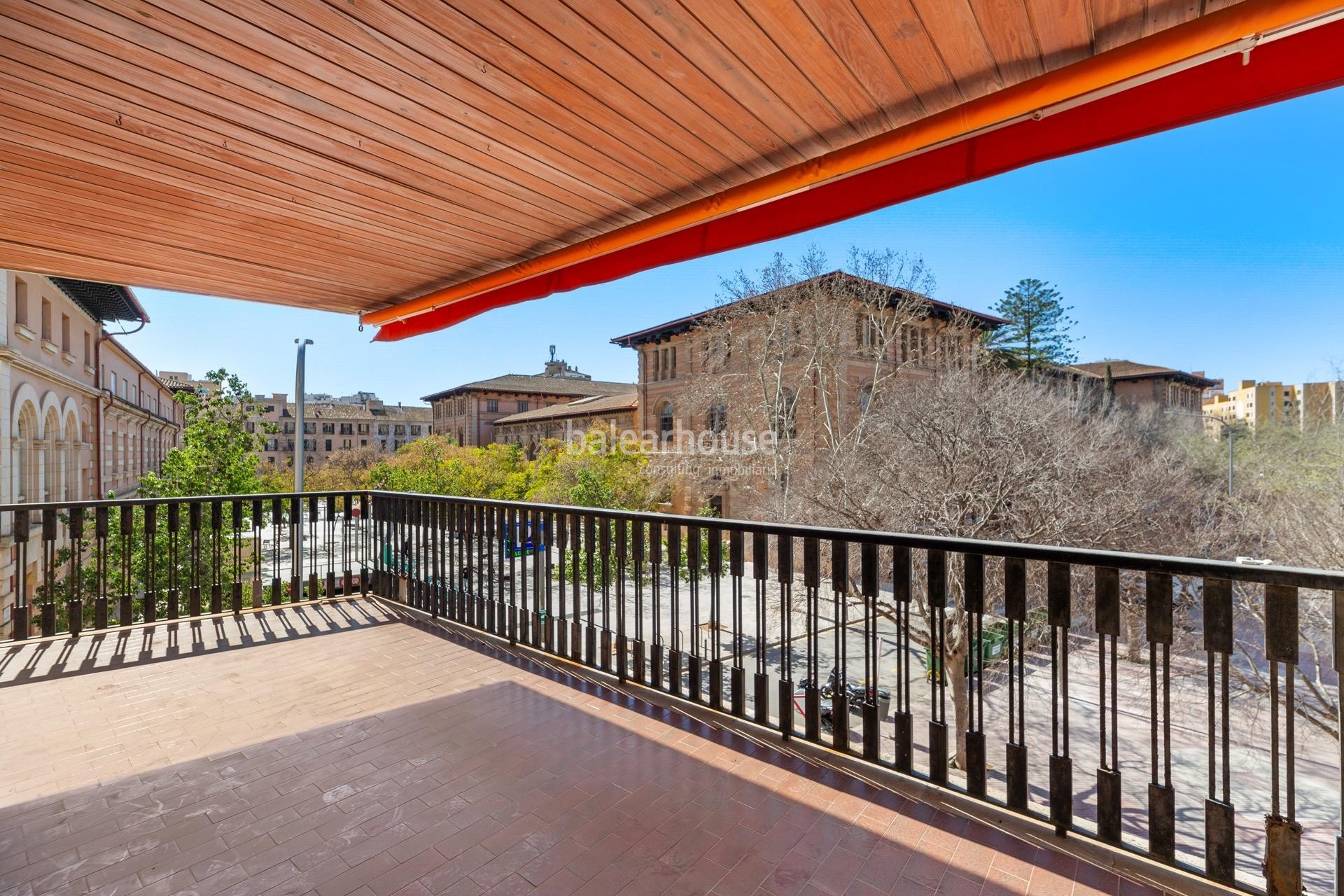 Amplio piso lleno de luz con terraza y vistas despejadas a la ciudad en el centro de Palma