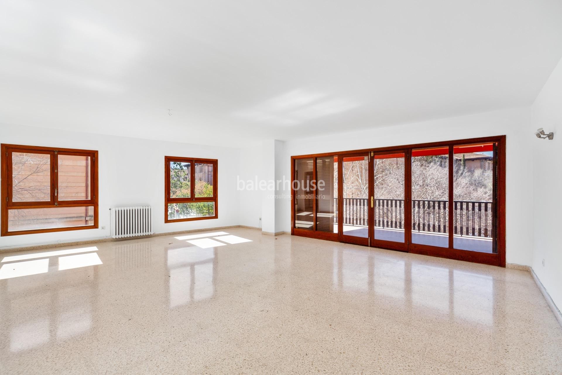 Large light-filled apartment with terrace and unobstructed views in the center of Palma