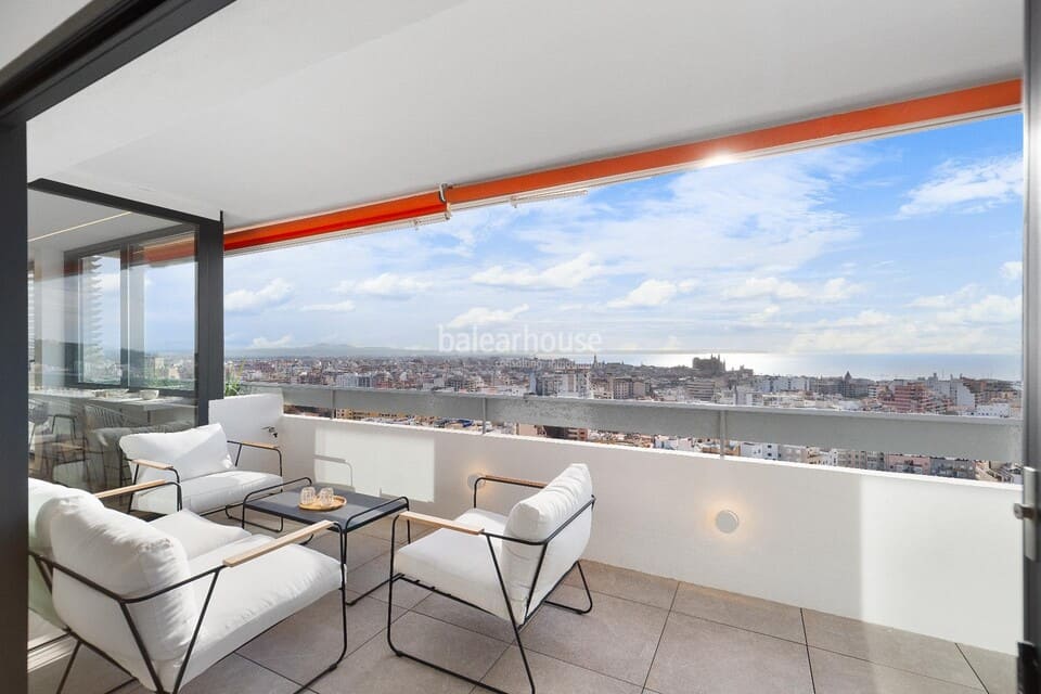 Stunning refurbished apartment spectacular views of the city and the sea.