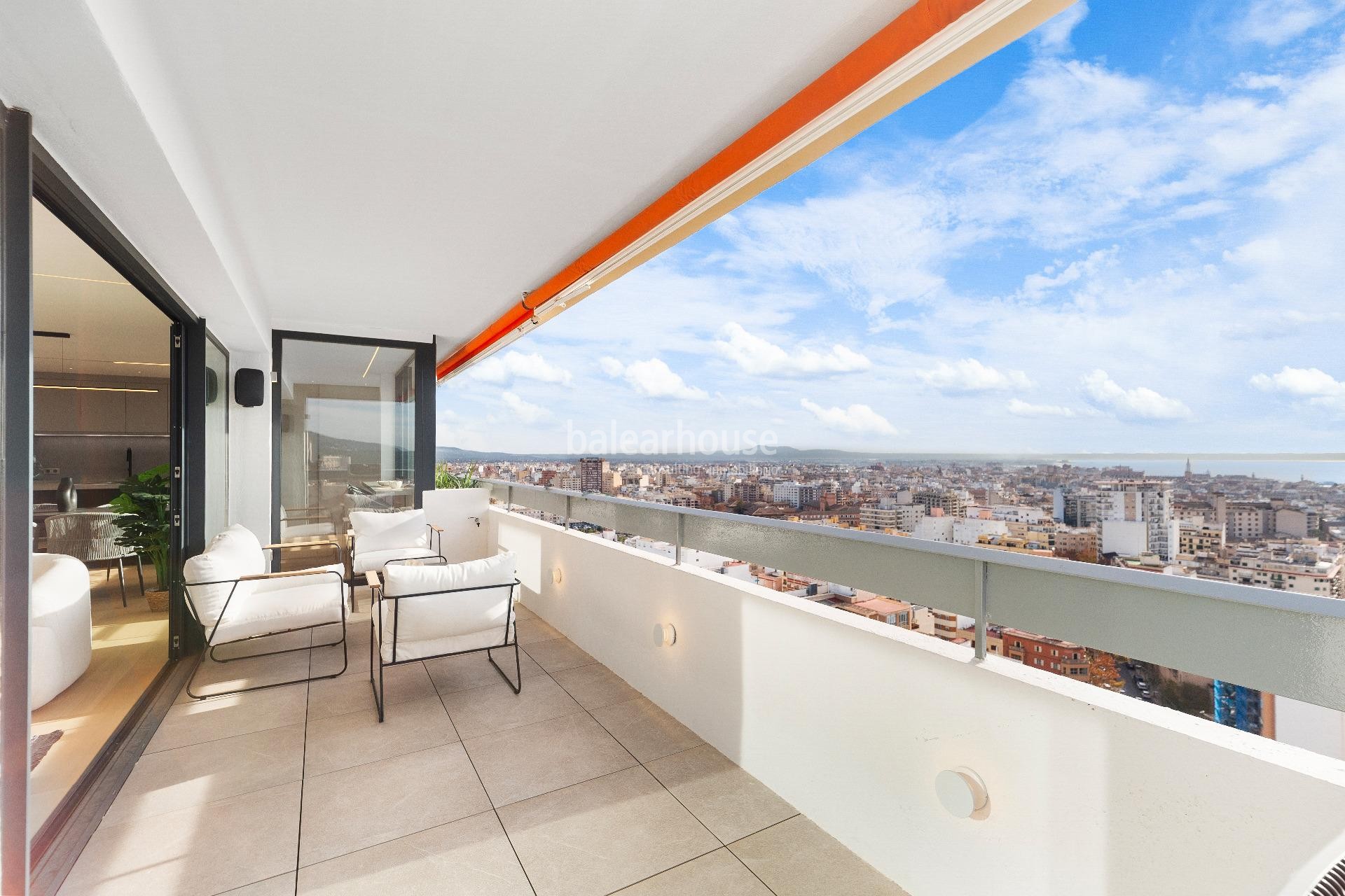 Stunning refurbished apartment spectacular views of the city and the sea.