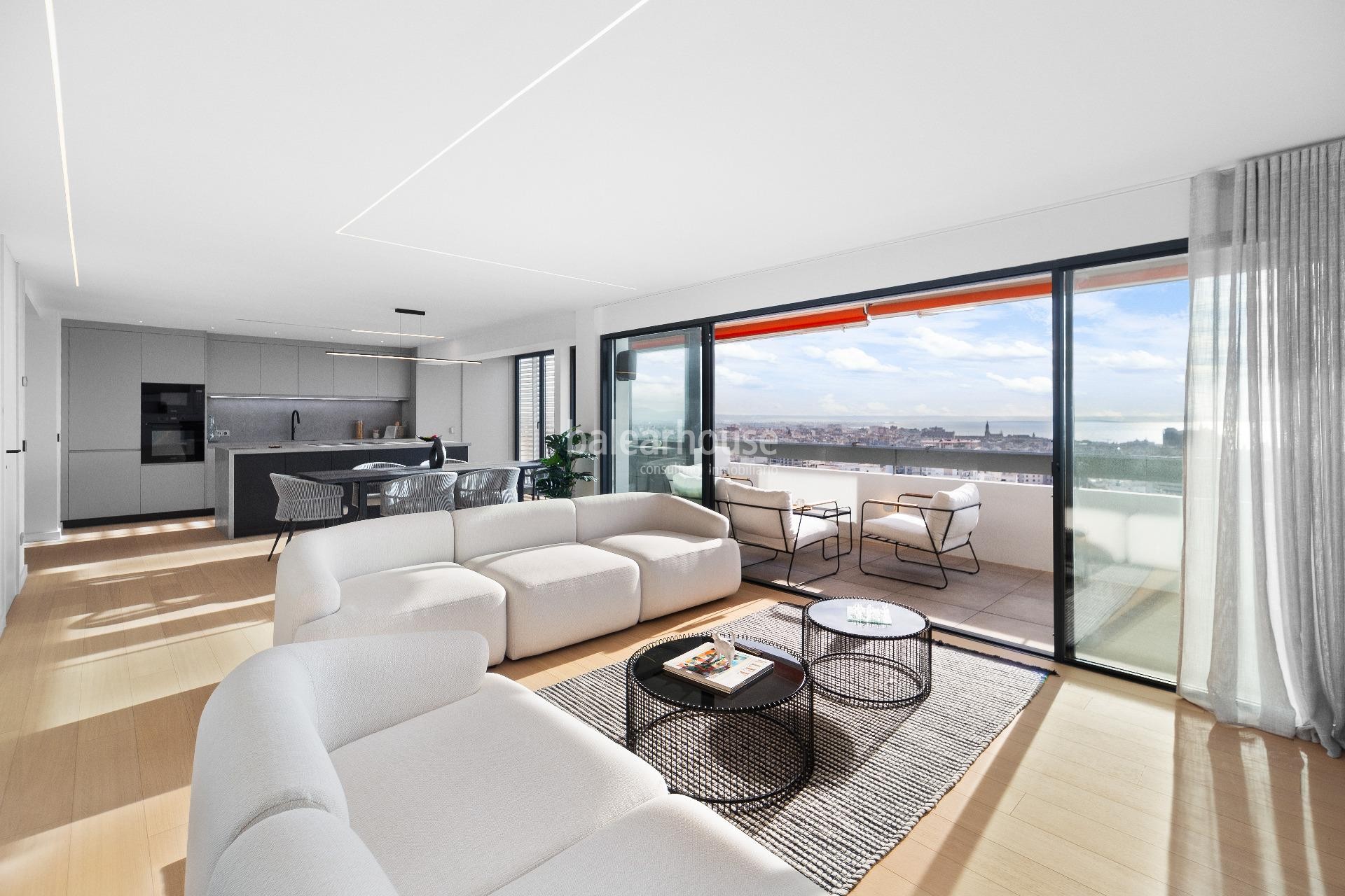 Stunning refurbished apartment spectacular views of the city and the sea.