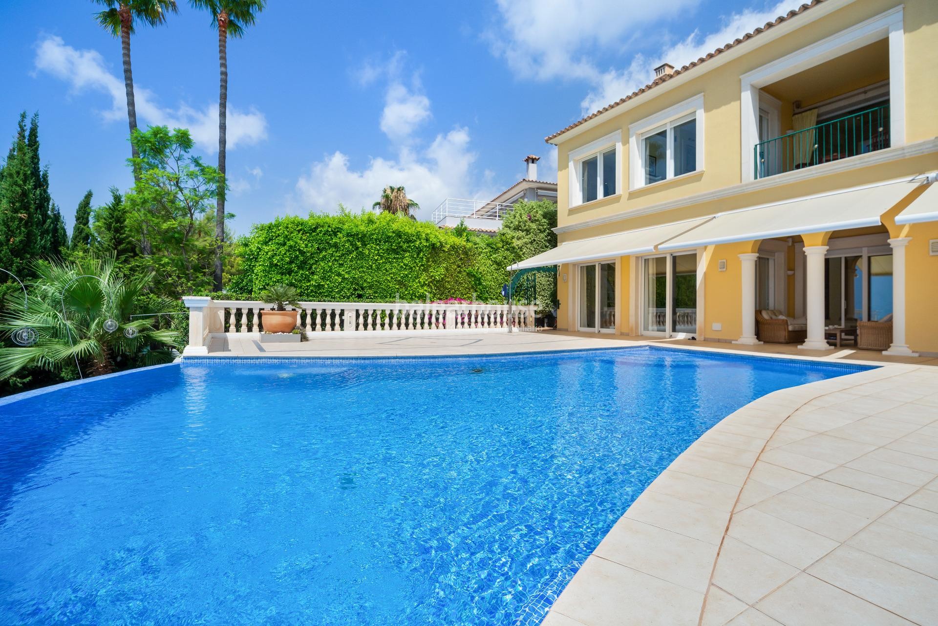 Helle Villa im mediterranen Stil mit schönem Meerblick in Bendinat