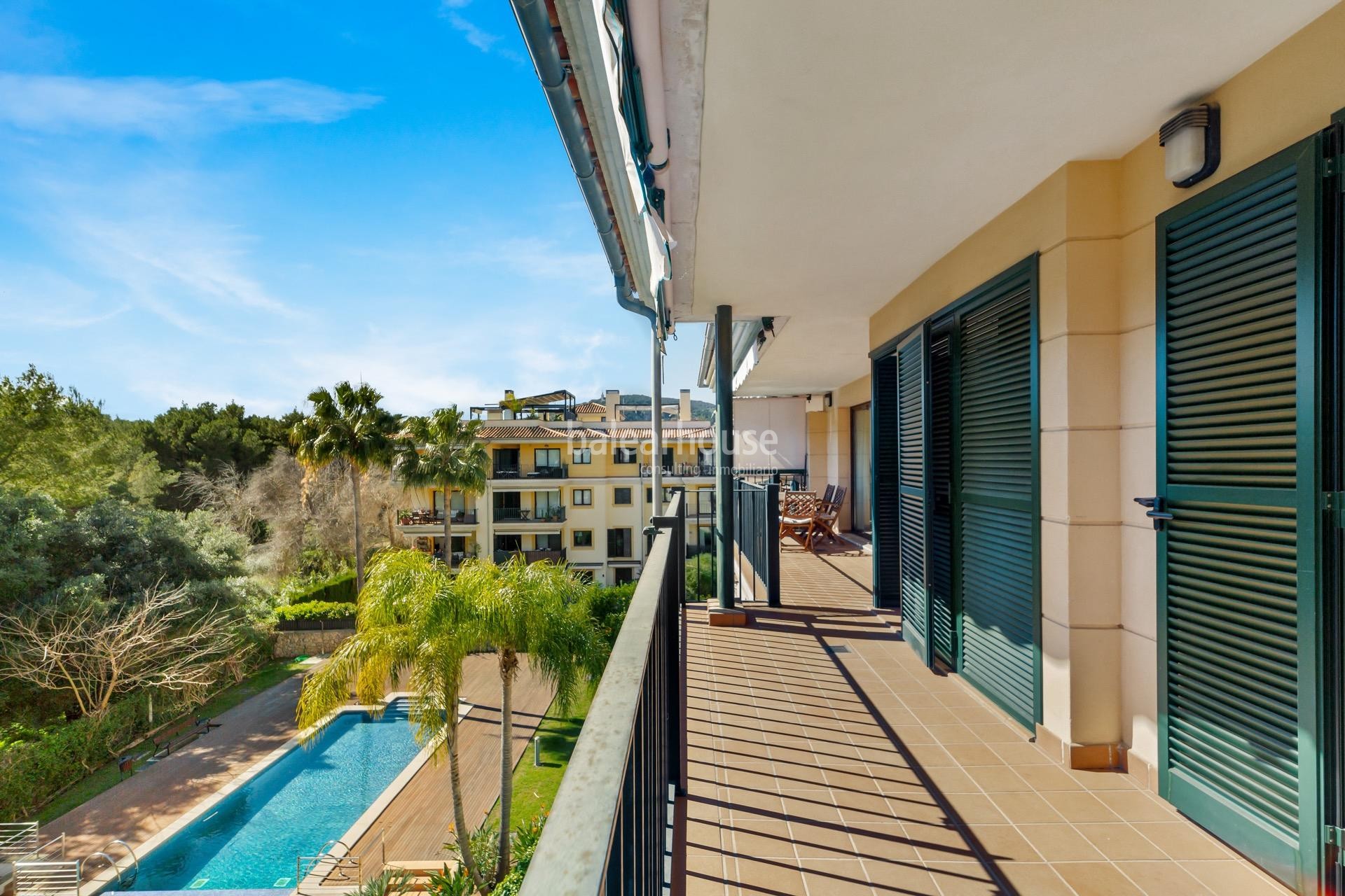 Bonito y luminoso ático con terraza y solarium privados en la verde zona de Sa Teulera en Palma