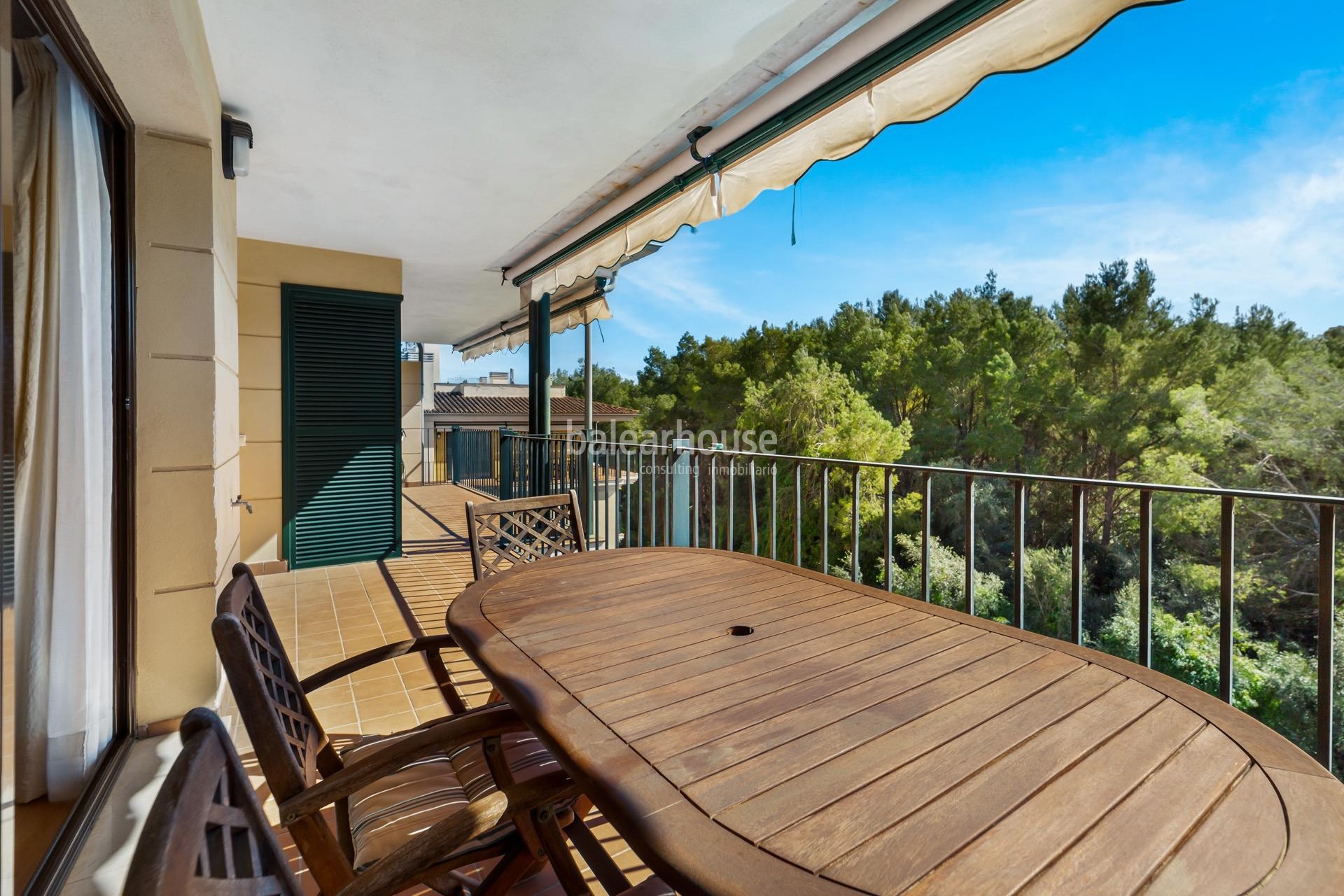 Bonito y luminoso ático con terraza y solarium privados en la verde zona de Sa Teulera en Palma