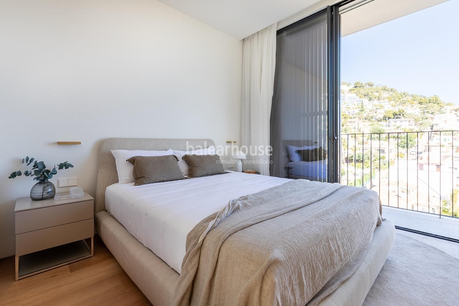 Spectacular new designer villa with high qualities and fantastic views of the hills of Palma.