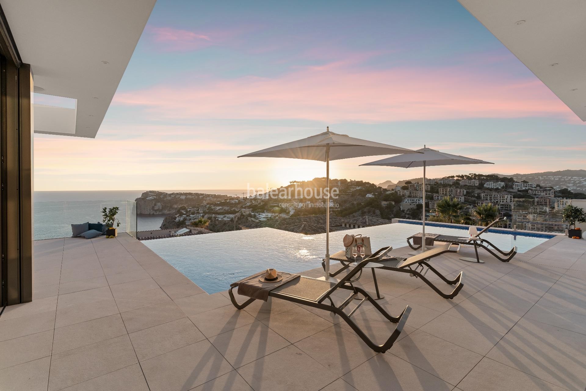 Las vistas al mar lo invaden todo en esta exclusiva villa de obra nueva ubicada en Cala Llamp