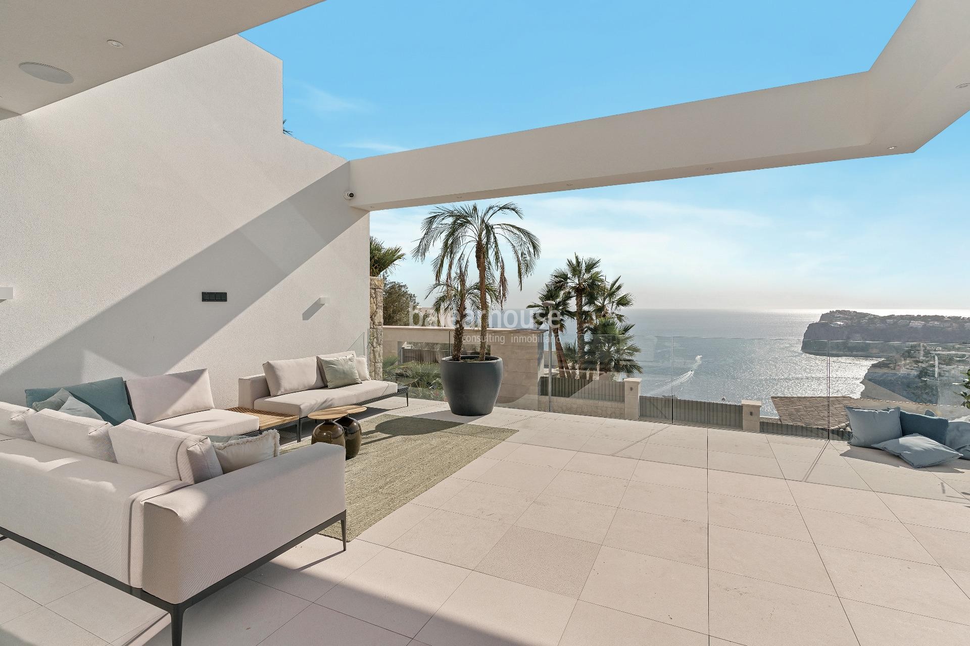 Las vistas al mar lo invaden todo en esta exclusiva villa de obra nueva ubicada en Cala Llamp