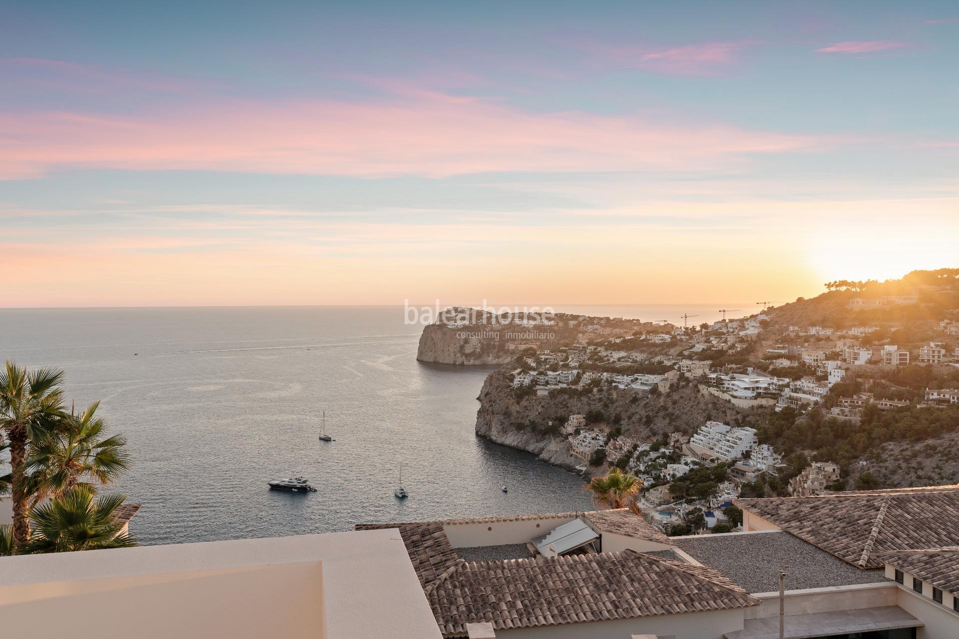 Las vistas al mar lo invaden todo en esta exclusiva villa de obra nueva ubicada en Cala Llamp