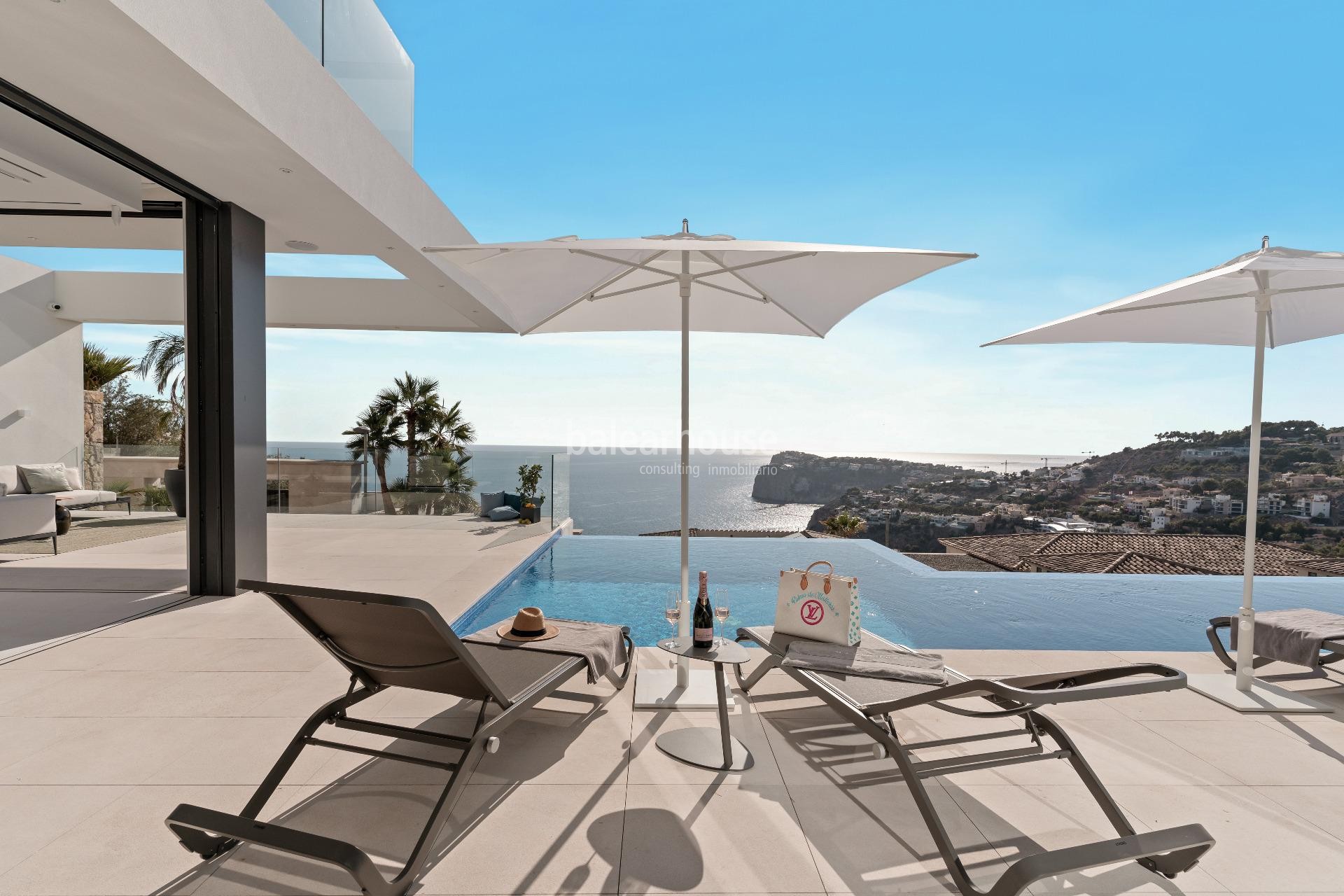 Las vistas al mar lo invaden todo en esta exclusiva villa de obra nueva ubicada en Cala Llamp