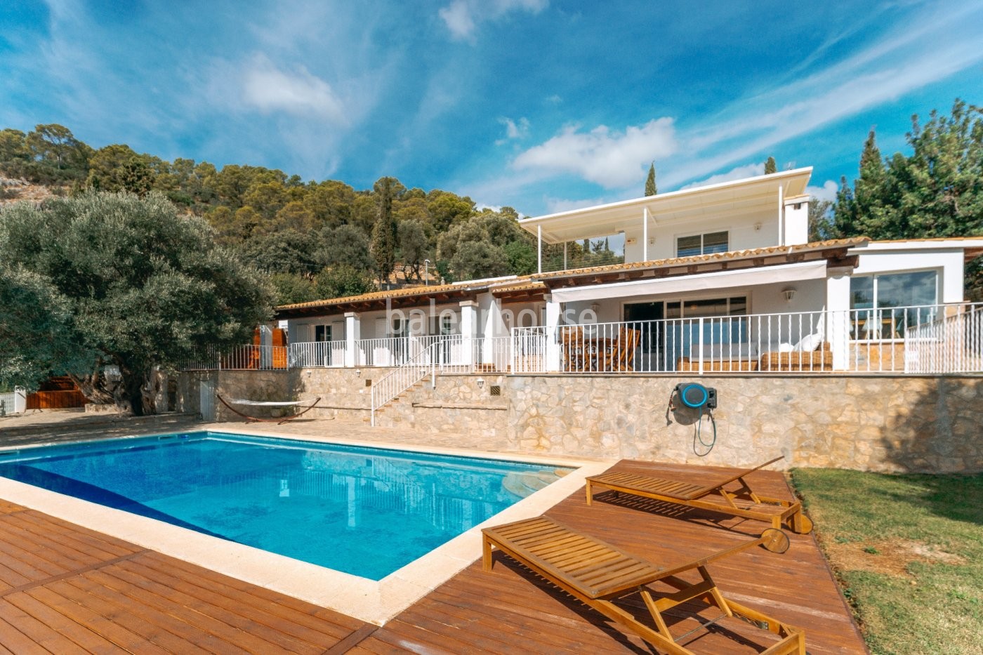 Preciosa villa mediterránea en Bunyola con grandes vistas a la montaña y al mar.