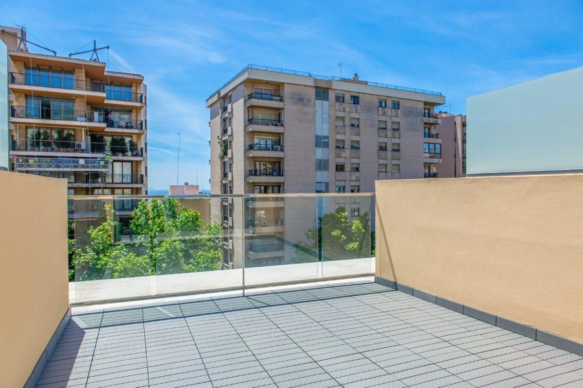 Excellent brand new penthouse with private terrace and common pool area with solarium in Palma.