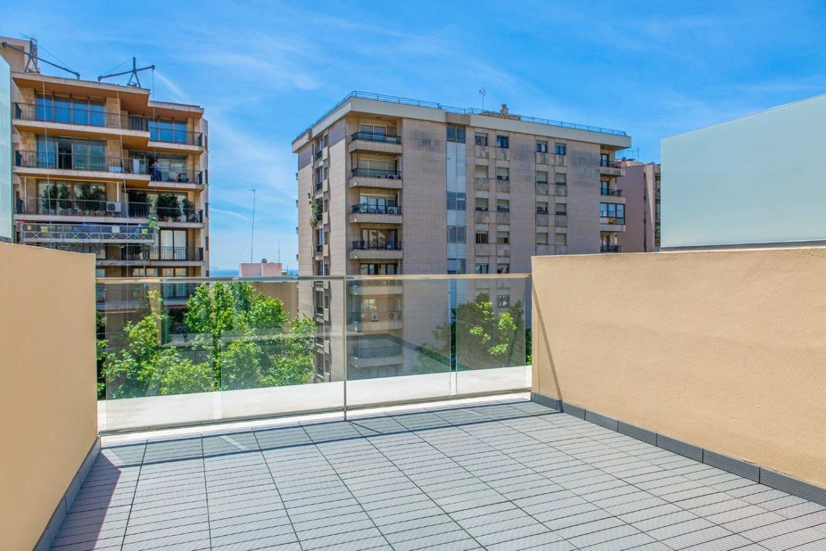 Ausgezeichnetes brandneues Penthouse mit privater Terrasse und Gemeinschaftspoolbereich mit Solarium