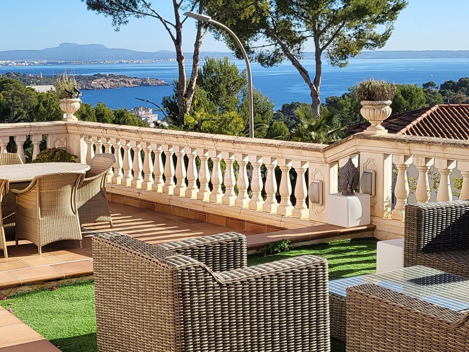 Helle Villa von klassischer Eleganz mit Blick auf das Meer in Bendinat.
