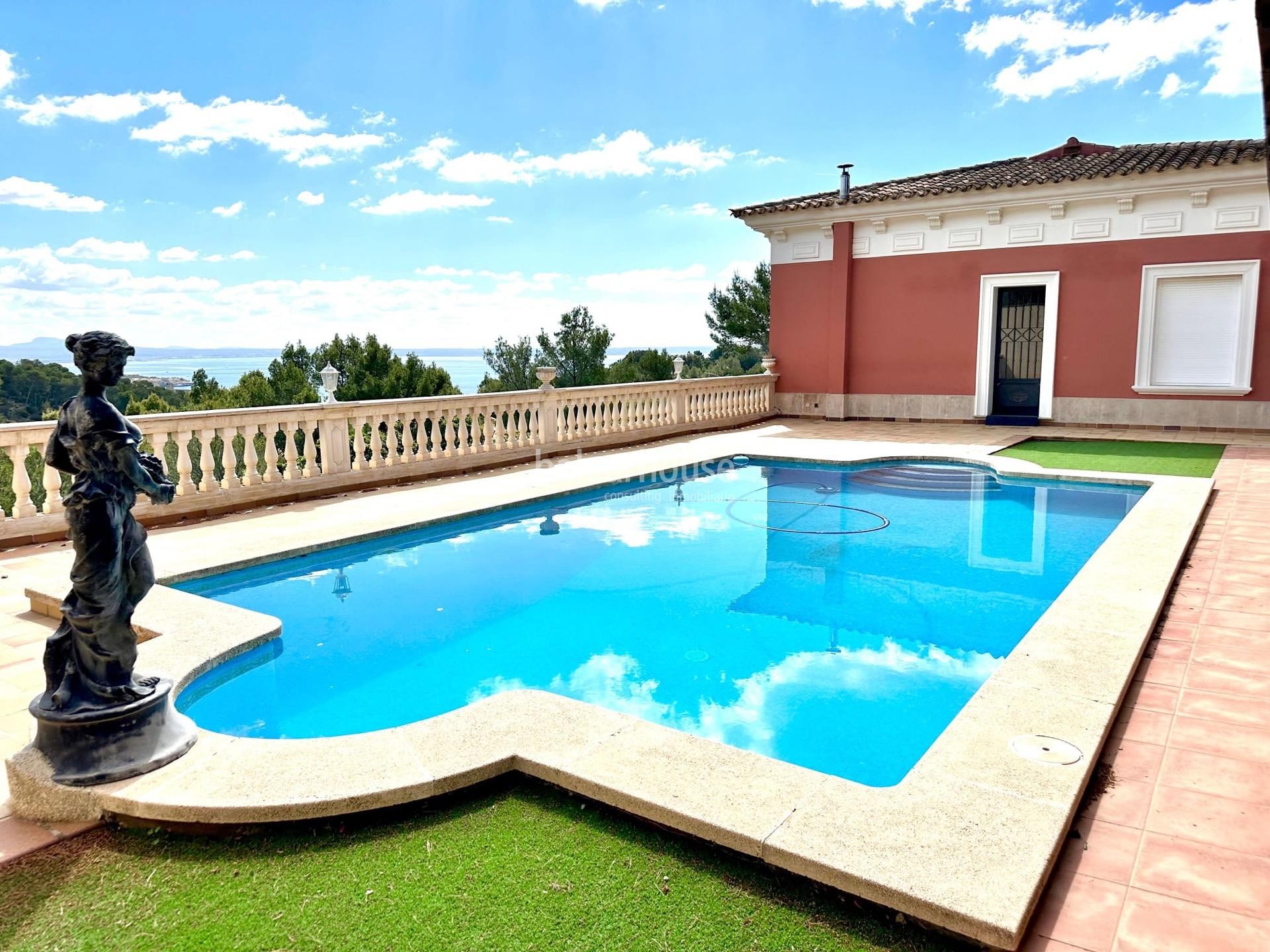 Helle Villa von klassischer Eleganz mit Blick auf das Meer in Bendinat.