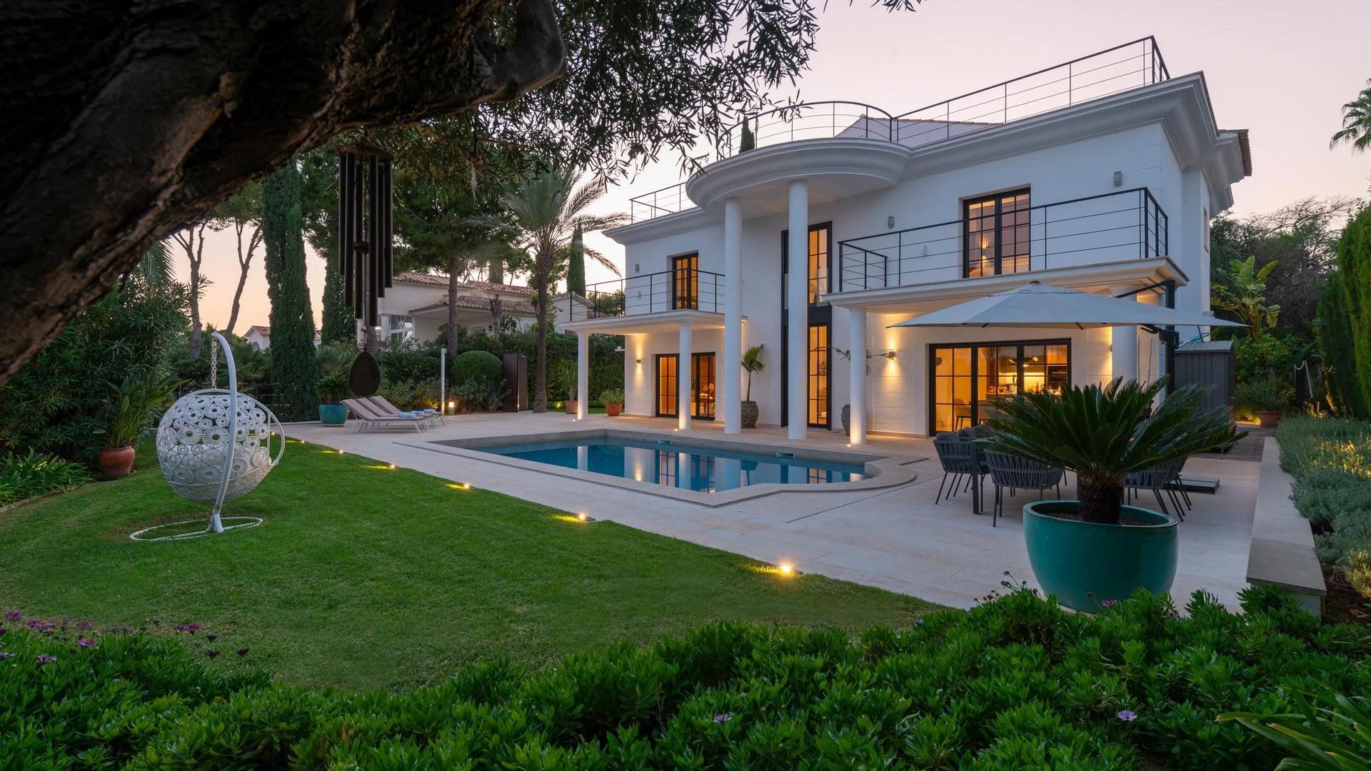 Elegant and bright newly refurbished villa in exclusive residential area