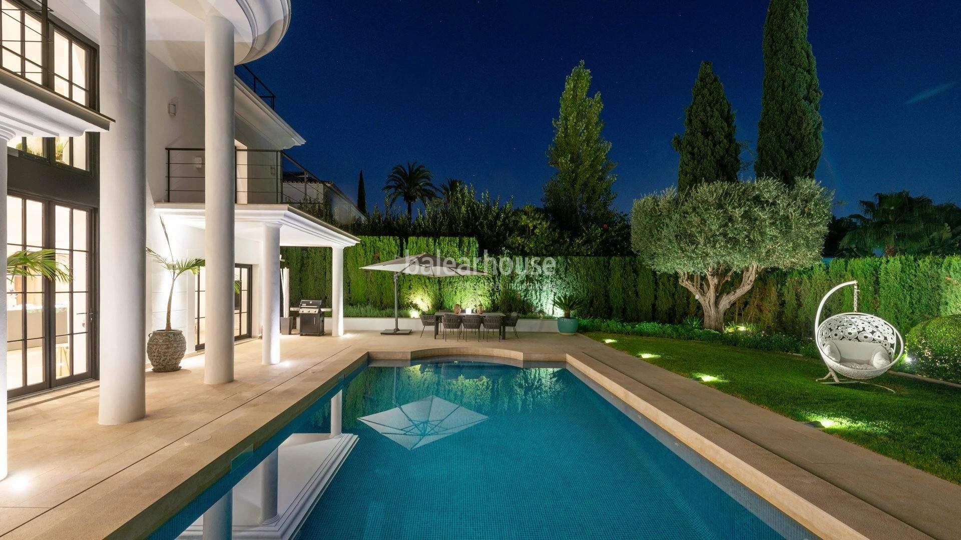 Elegante y luminosa villa recién reformada en exclusiva zona residencial