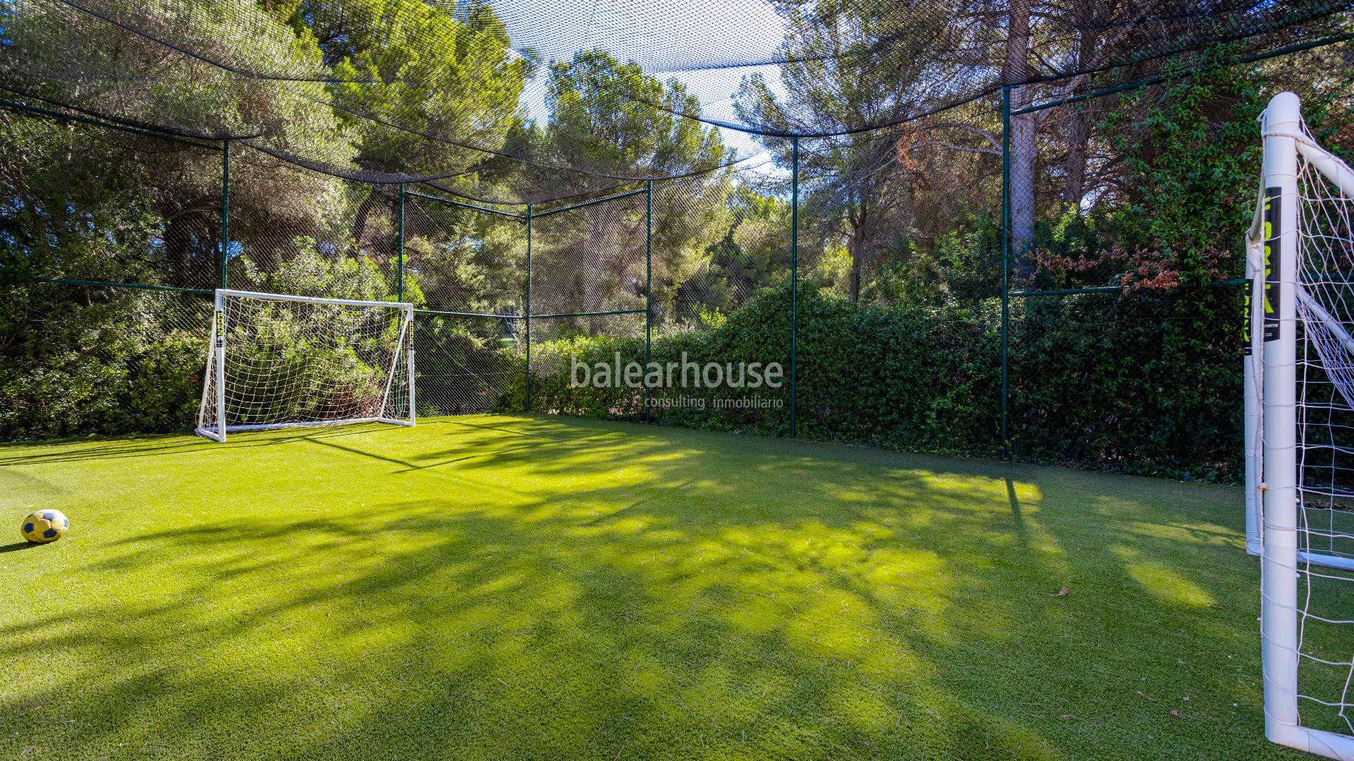 Villa con casa de invitados separada y campo de futbol en primera linea de golf en Nova Santa Ponsa