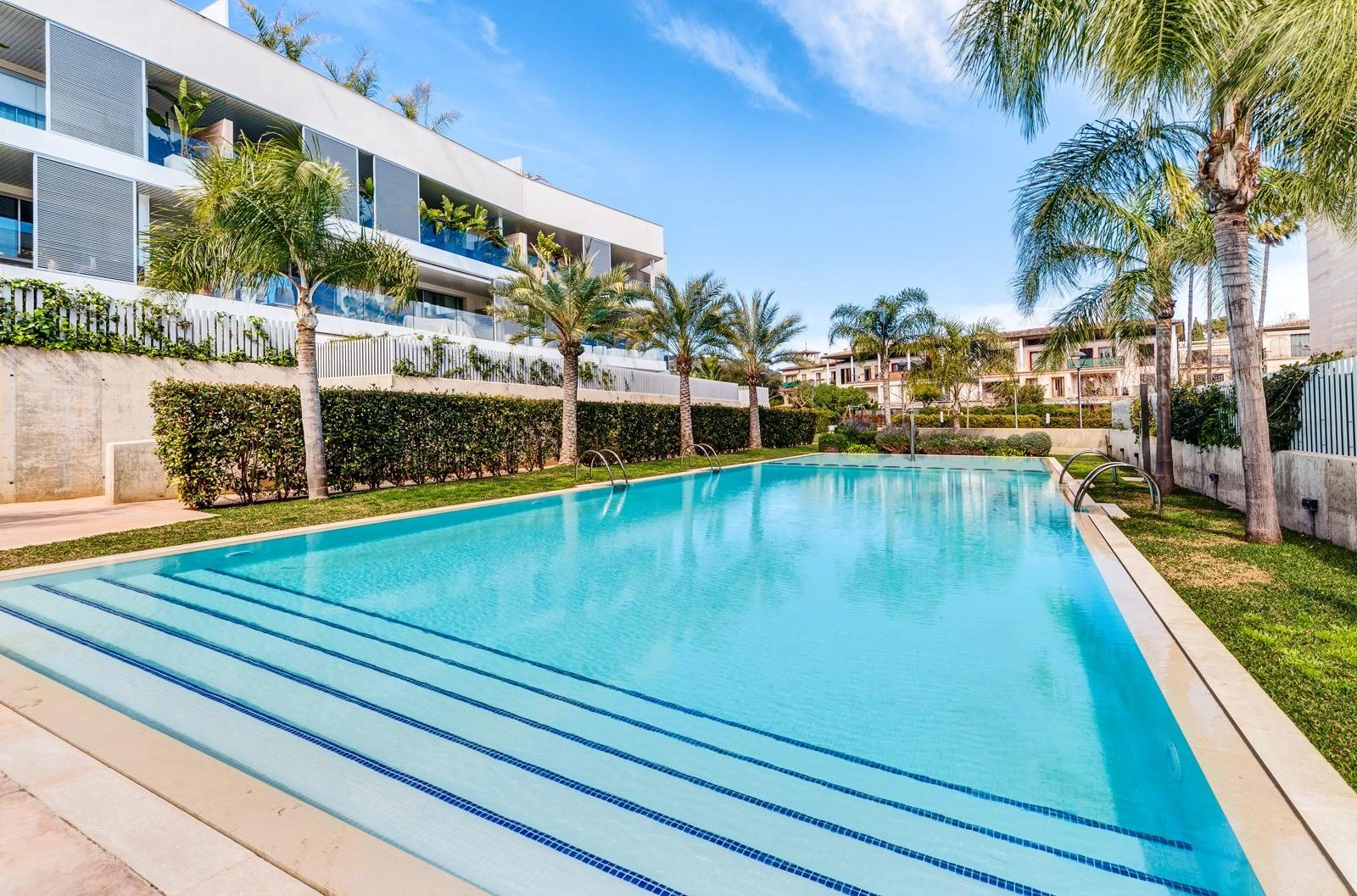 Gran planta baja frente al golf junto a Son Vida con jardín privado y excelentes calidades